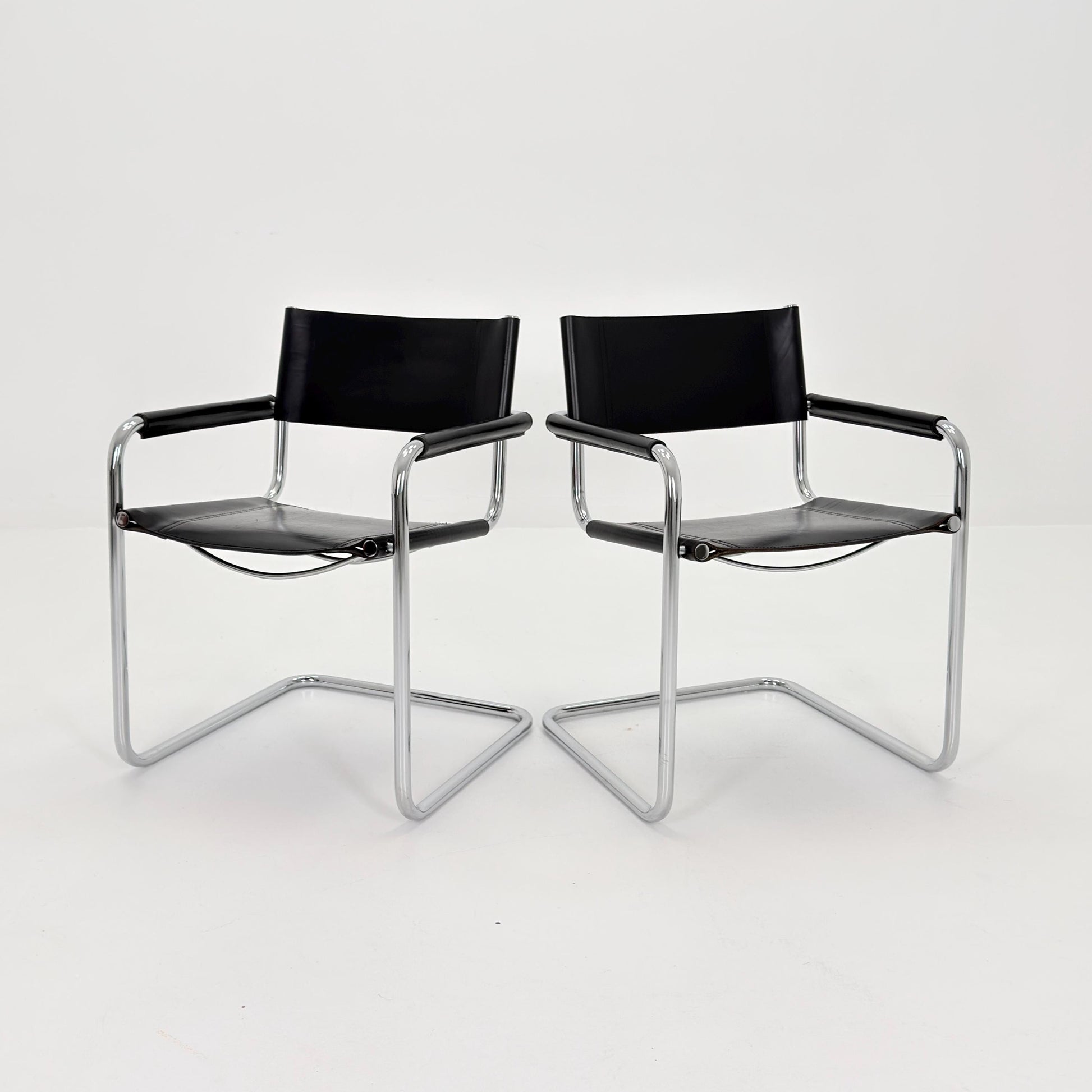 Set of 2 Mid century Bauhaus B34 black leather cantilevered chairs by Mart Stam for centro Studi italy 1980s