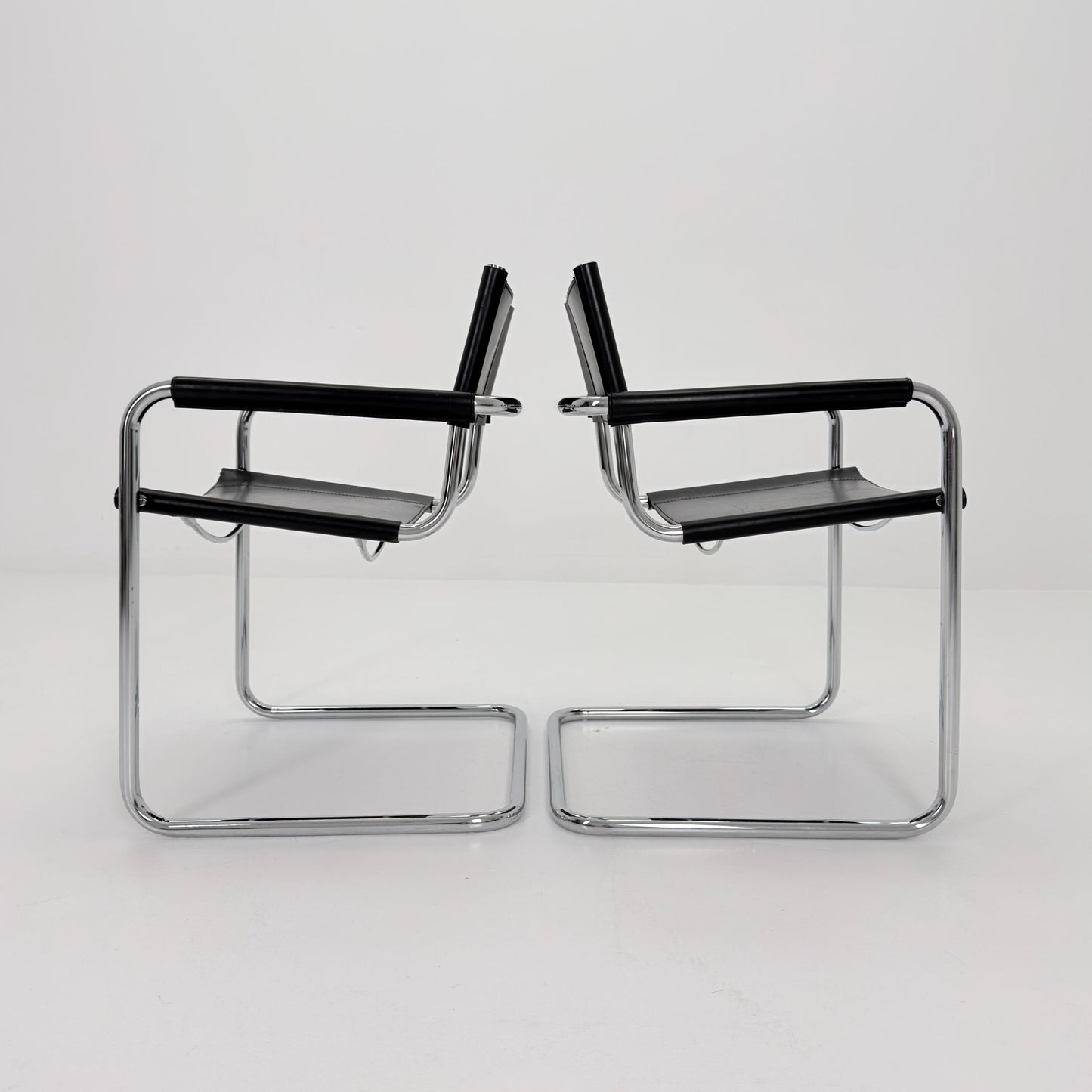 Set of 2 Mid century Bauhaus B34 black leather cantilevered chairs by Mart Stam for centro Studi italy 1980s