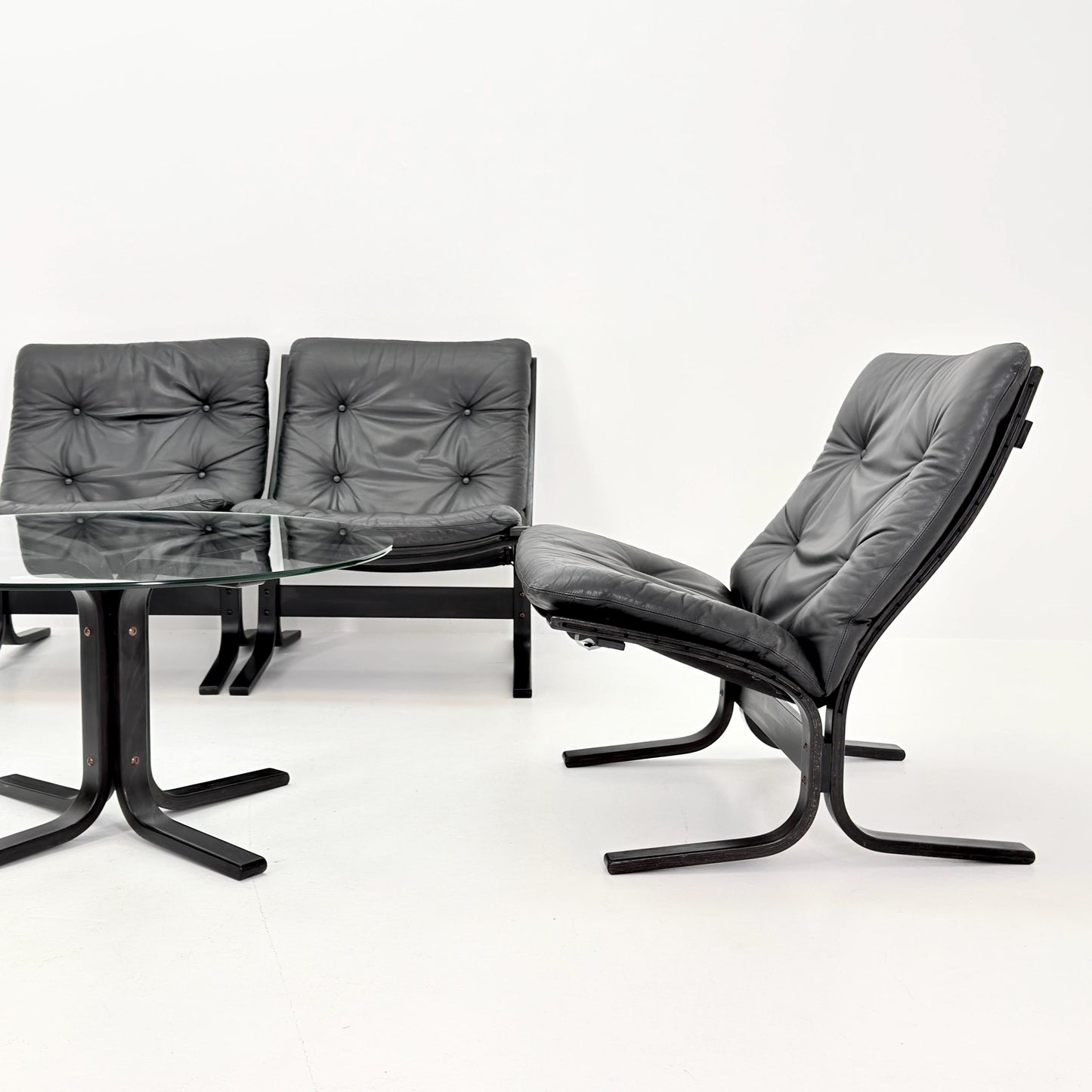 Mid-Century Siesta Lounge Set by Ingmar Relling – 4 Chairs (3 Low + 1 High Back) & Glass Coffee Table, Black Edition, Westnofa Norway 1960s