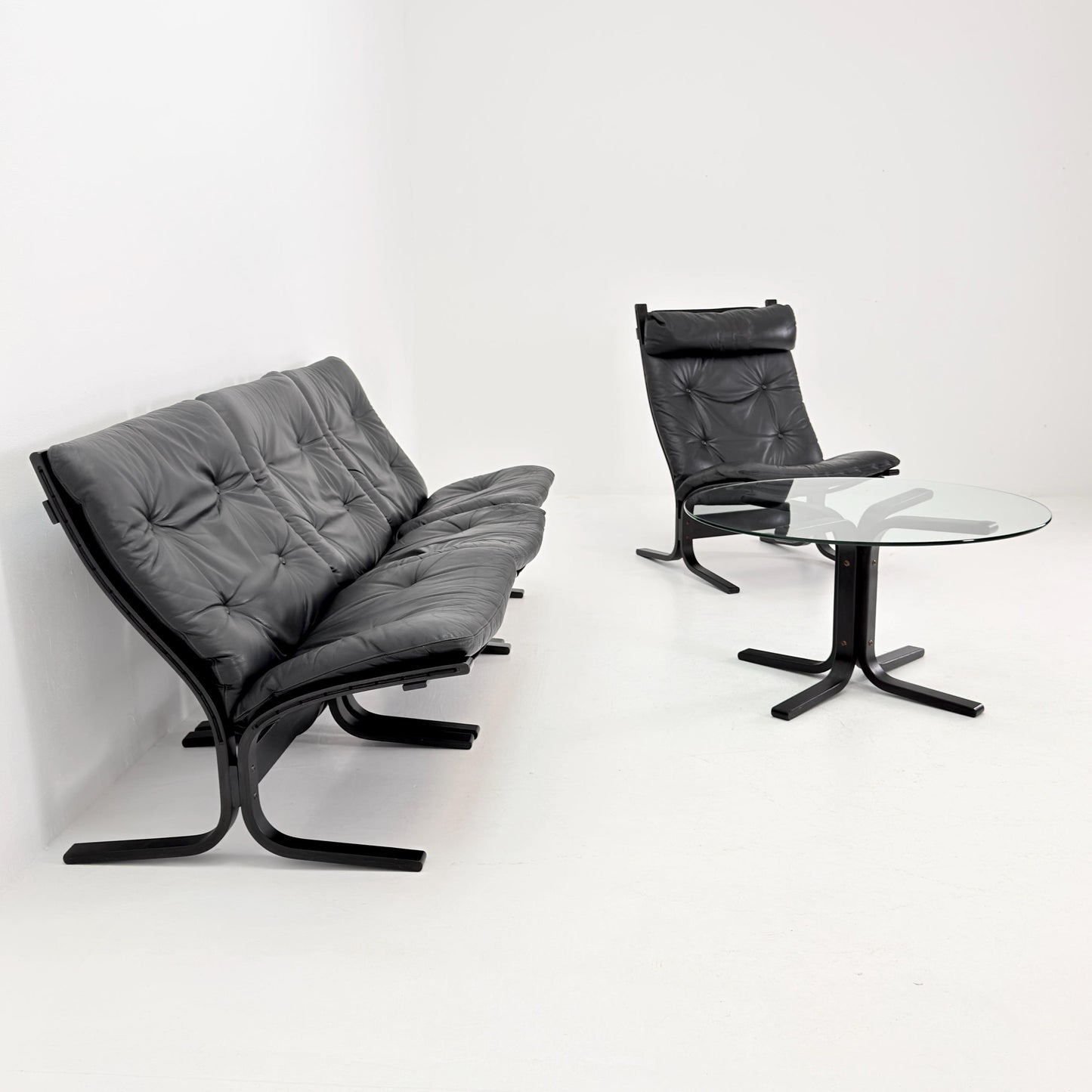 Mid-Century Siesta Lounge Set by Ingmar Relling – 4 Chairs (3 Low + 1 High Back) & Glass Coffee Table, Black Edition, Westnofa Norway 1960s