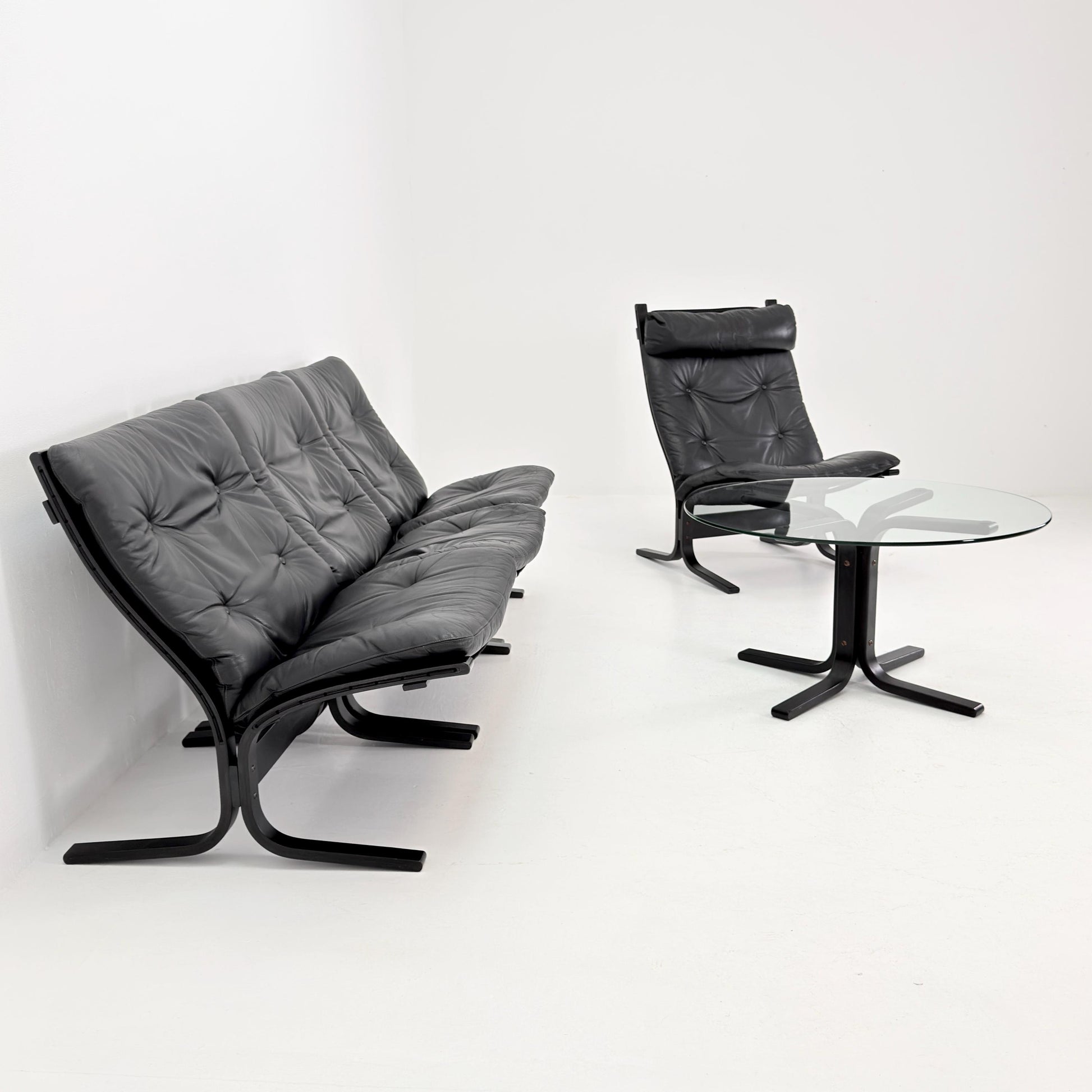 Mid-Century Siesta Lounge Set by Ingmar Relling – 4 Chairs (3 Low + 1 High Back) & Glass Coffee Table, Black Edition, Westnofa Norway 1960s