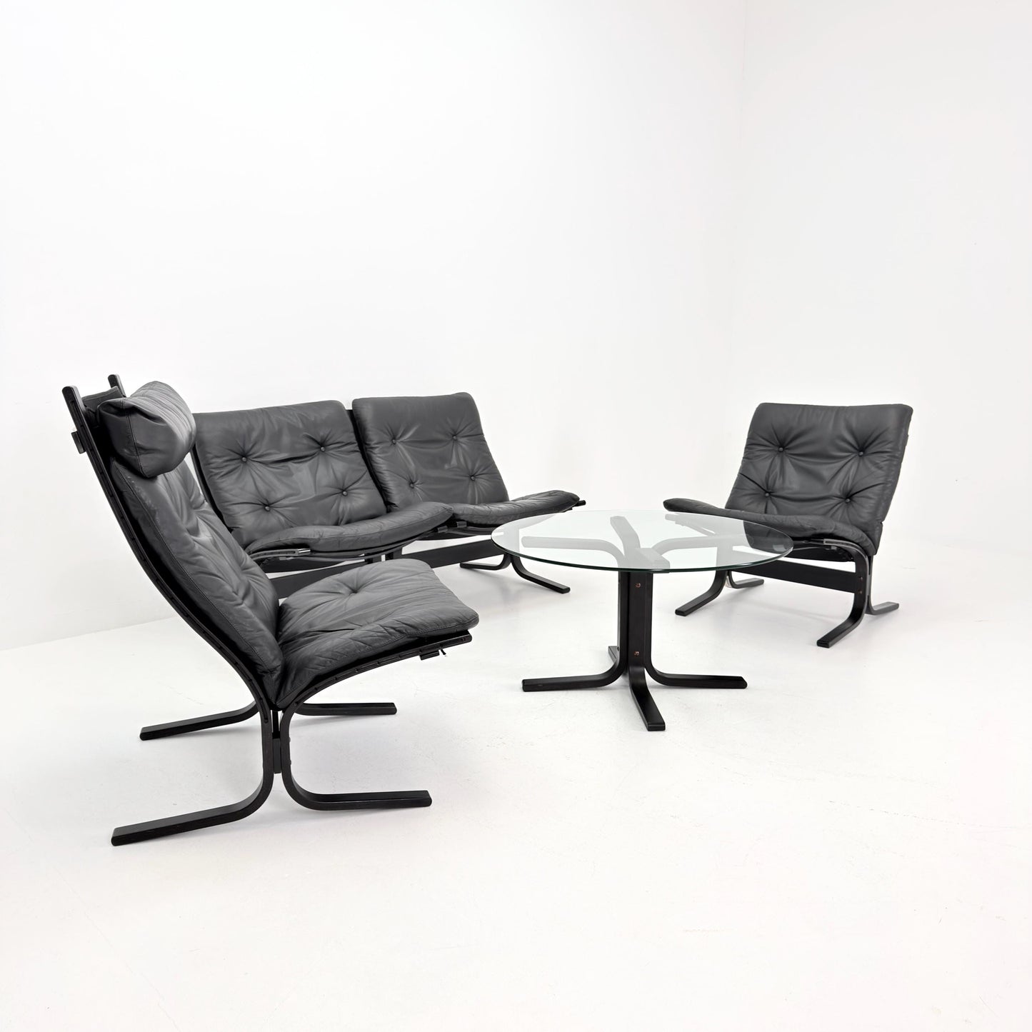 Mid-Century Siesta Lounge Set by Ingmar Relling – 4 Chairs (3 Low + 1 High Back) & Glass Coffee Table, Black Edition, Westnofa Norway 1960s