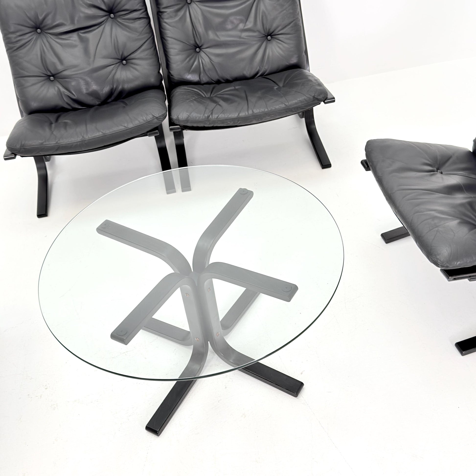 Mid-Century Siesta Lounge Set by Ingmar Relling – 4 Chairs (3 Low + 1 High Back) & Glass Coffee Table, Black Edition, Westnofa Norway 1960s