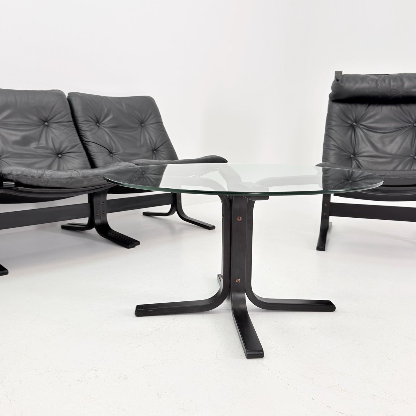 Mid-Century Siesta Lounge Set by Ingmar Relling – 4 Chairs (3 Low + 1 High Back) & Glass Coffee Table, Black Edition, Westnofa Norway 1960s