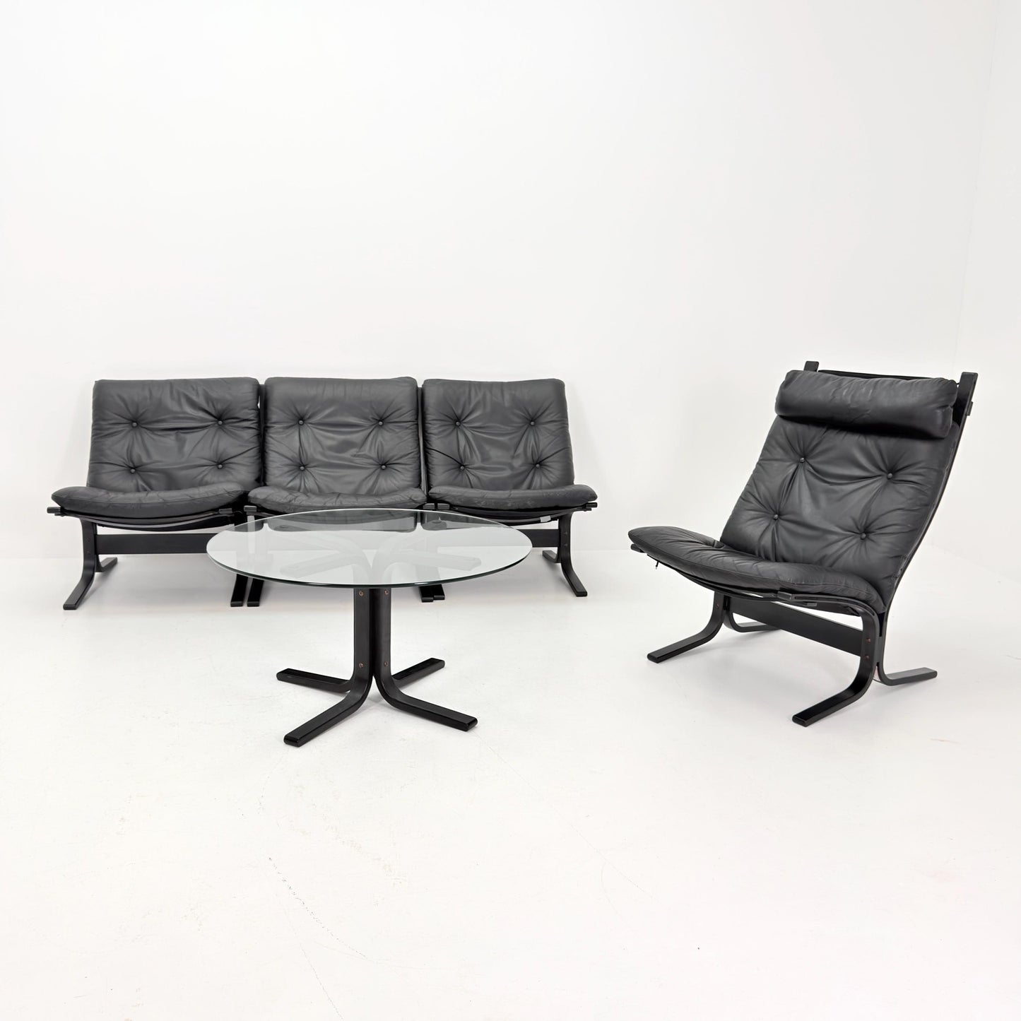 Mid-Century Siesta Lounge Set by Ingmar Relling – 4 Chairs (3 Low + 1 High Back) & Glass Coffee Table, Black Edition, Westnofa Norway 1960s