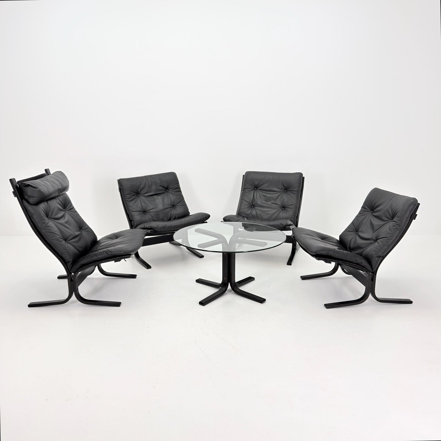 Mid-Century Siesta Lounge Set by Ingmar Relling – 4 Chairs (3 Low + 1 High Back) & Glass Coffee Table, Black Edition, Westnofa Norway 1960s