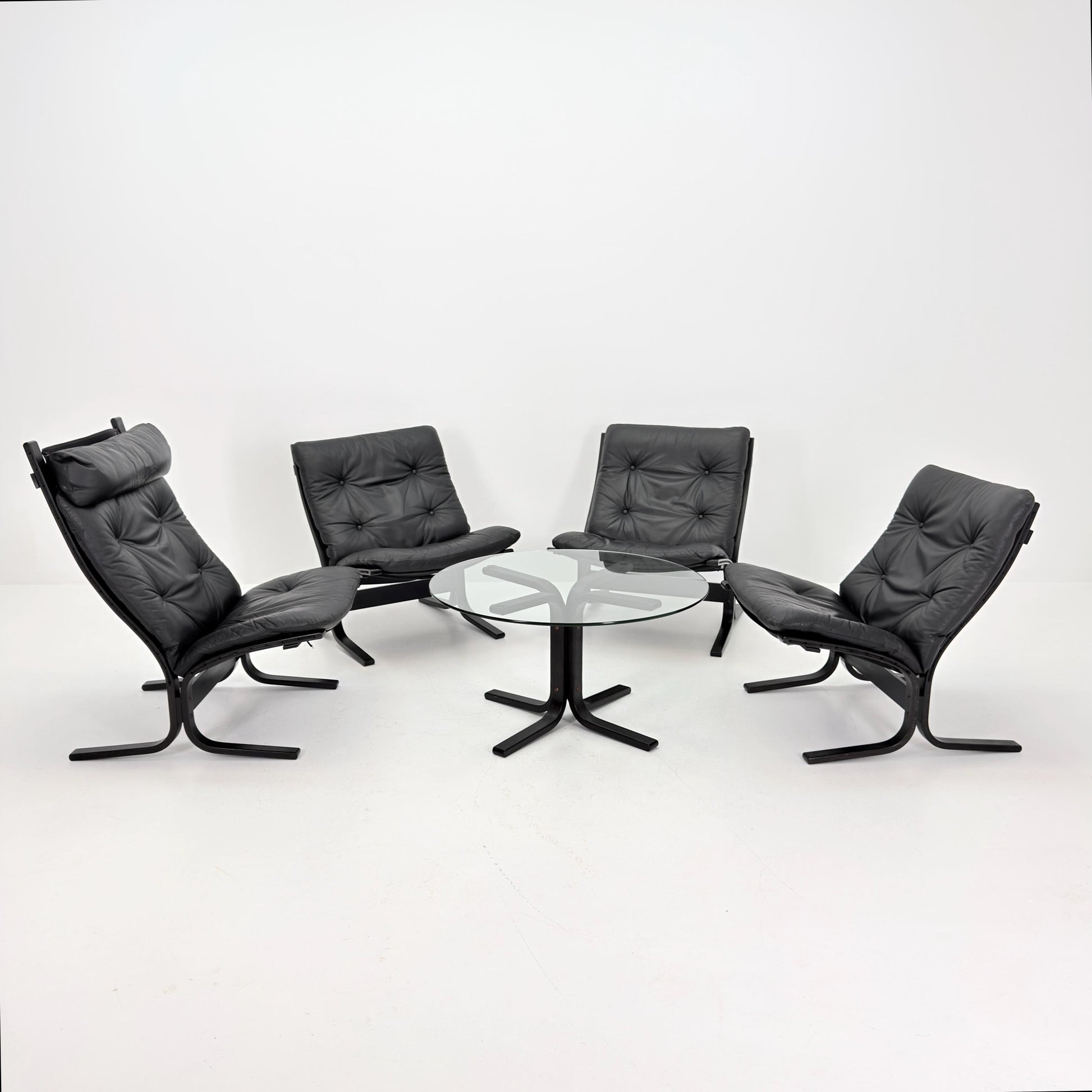 Mid-Century Siesta Lounge Set by Ingmar Relling – 4 Chairs (3 Low + 1 High Back) & Glass Coffee Table, Black Edition, Westnofa Norway 1960s