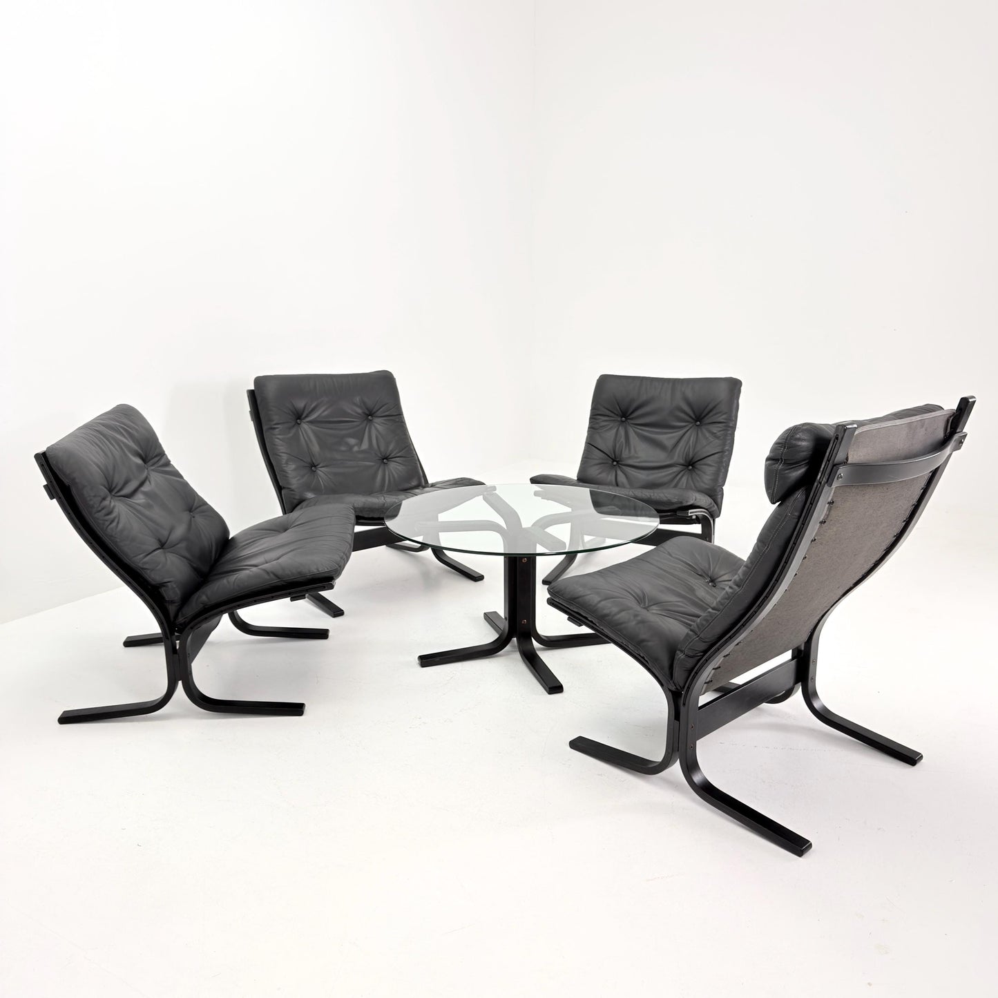 Mid-Century Siesta Lounge Set by Ingmar Relling – 4 Chairs (3 Low + 1 High Back) & Glass Coffee Table, Black Edition, Westnofa Norway 1960s
