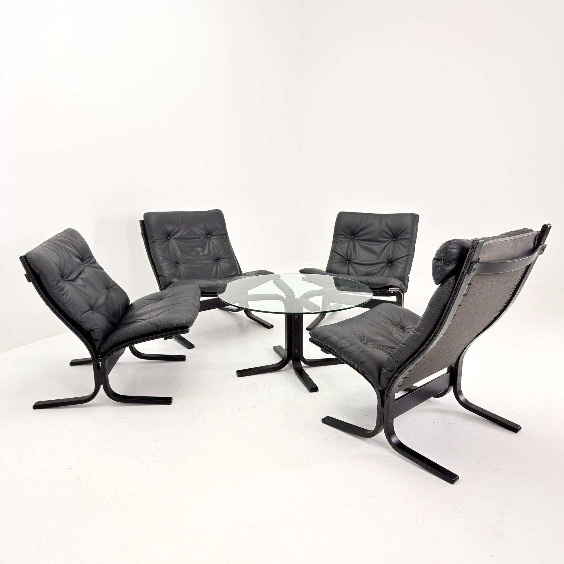 Mid-Century Siesta Lounge Set by Ingmar Relling – 4 Chairs (3 Low + 1 High Back) & Glass Coffee Table, Black Edition, Westnofa Norway 1960s