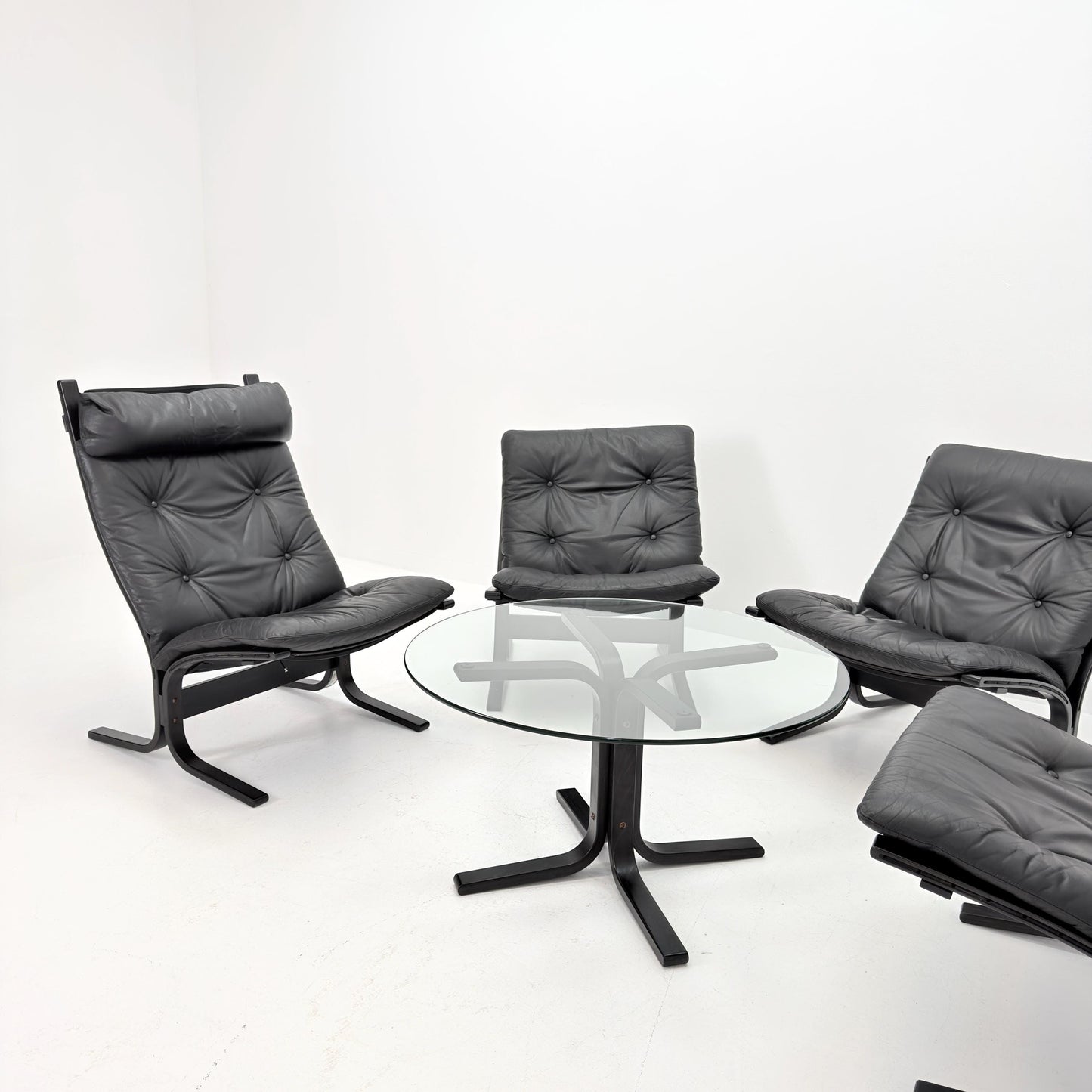 Mid-Century Siesta Lounge Set by Ingmar Relling – 4 Chairs (3 Low + 1 High Back) & Glass Coffee Table, Black Edition, Westnofa Norway 1960s