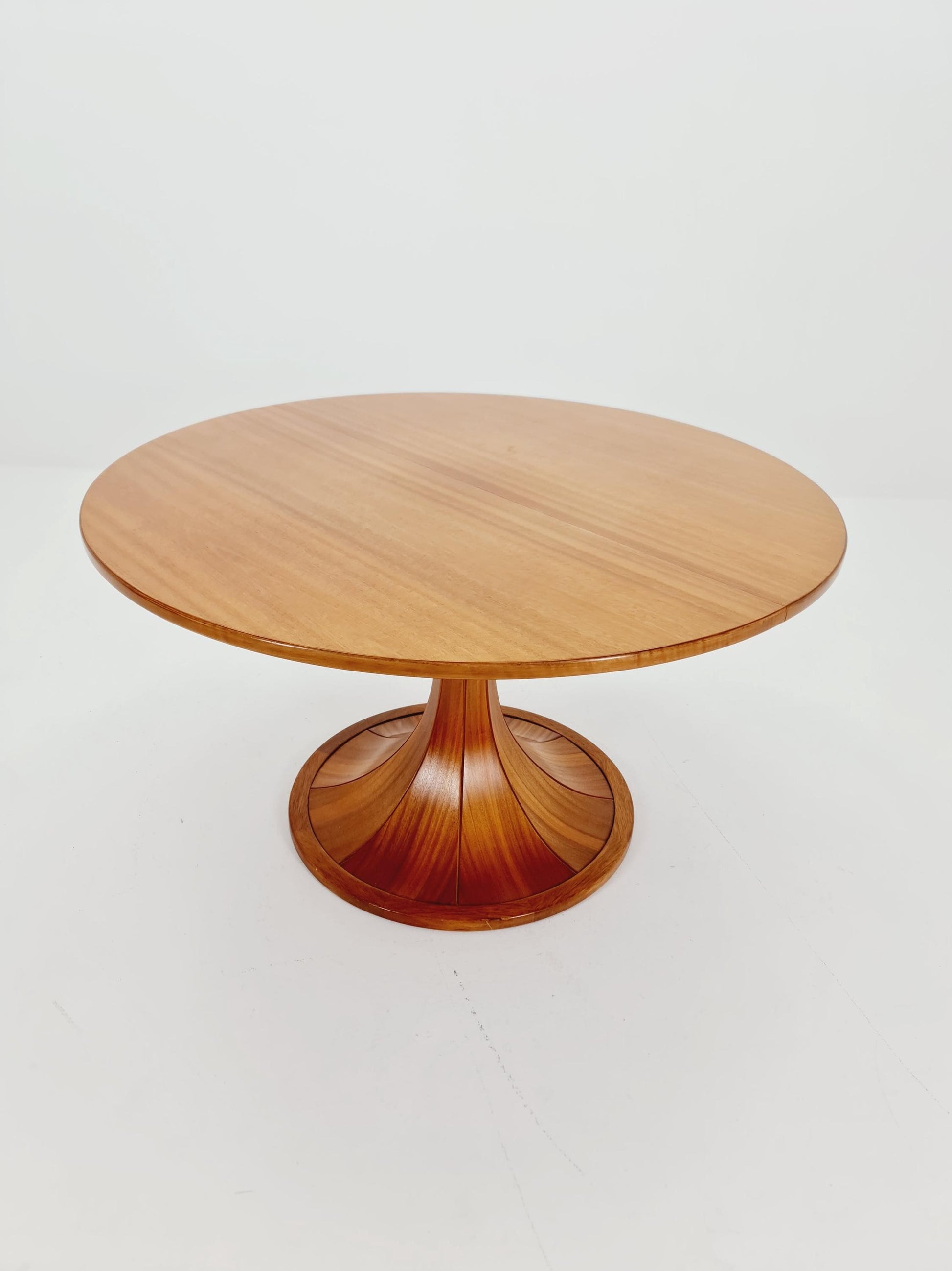 Ultra Rare Mid century Italien Wlanut Round dining table By Luigi Massoni , 1960s
