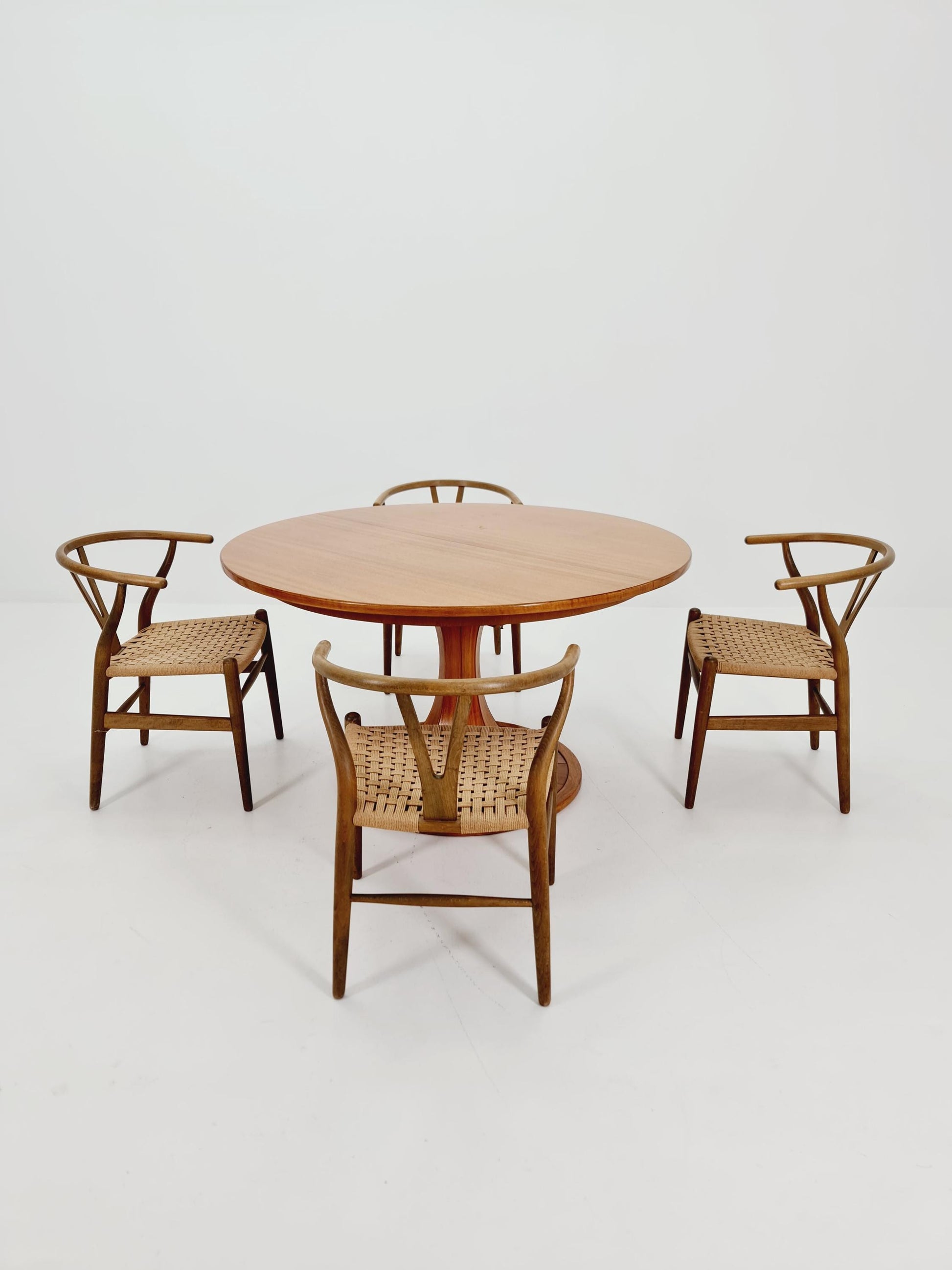Ultra Rare Mid century Italien Wlanut Round dining table By Luigi Massoni , 1960s