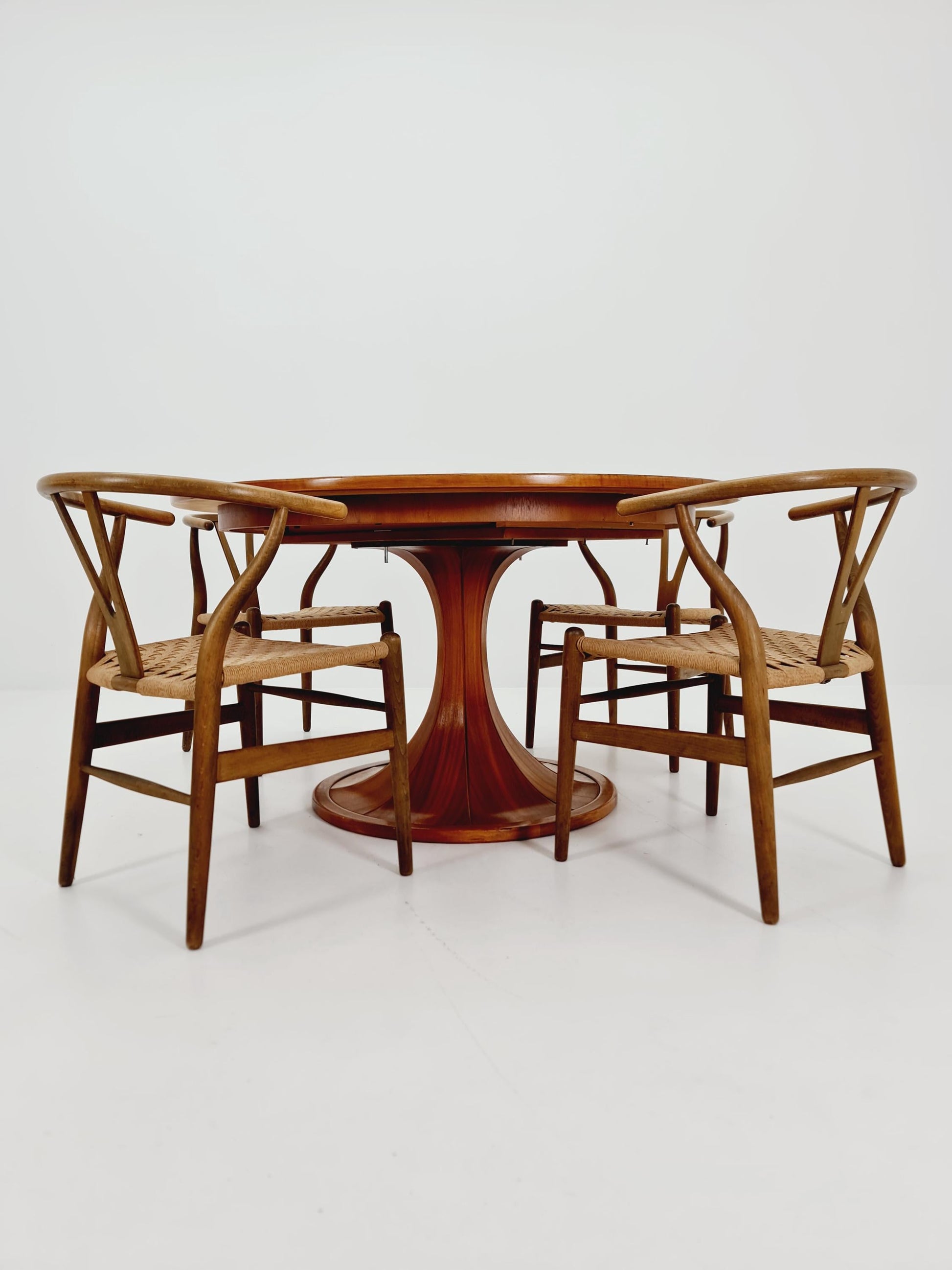 Ultra Rare Mid century Italien Wlanut Round dining table By Luigi Massoni , 1960s
