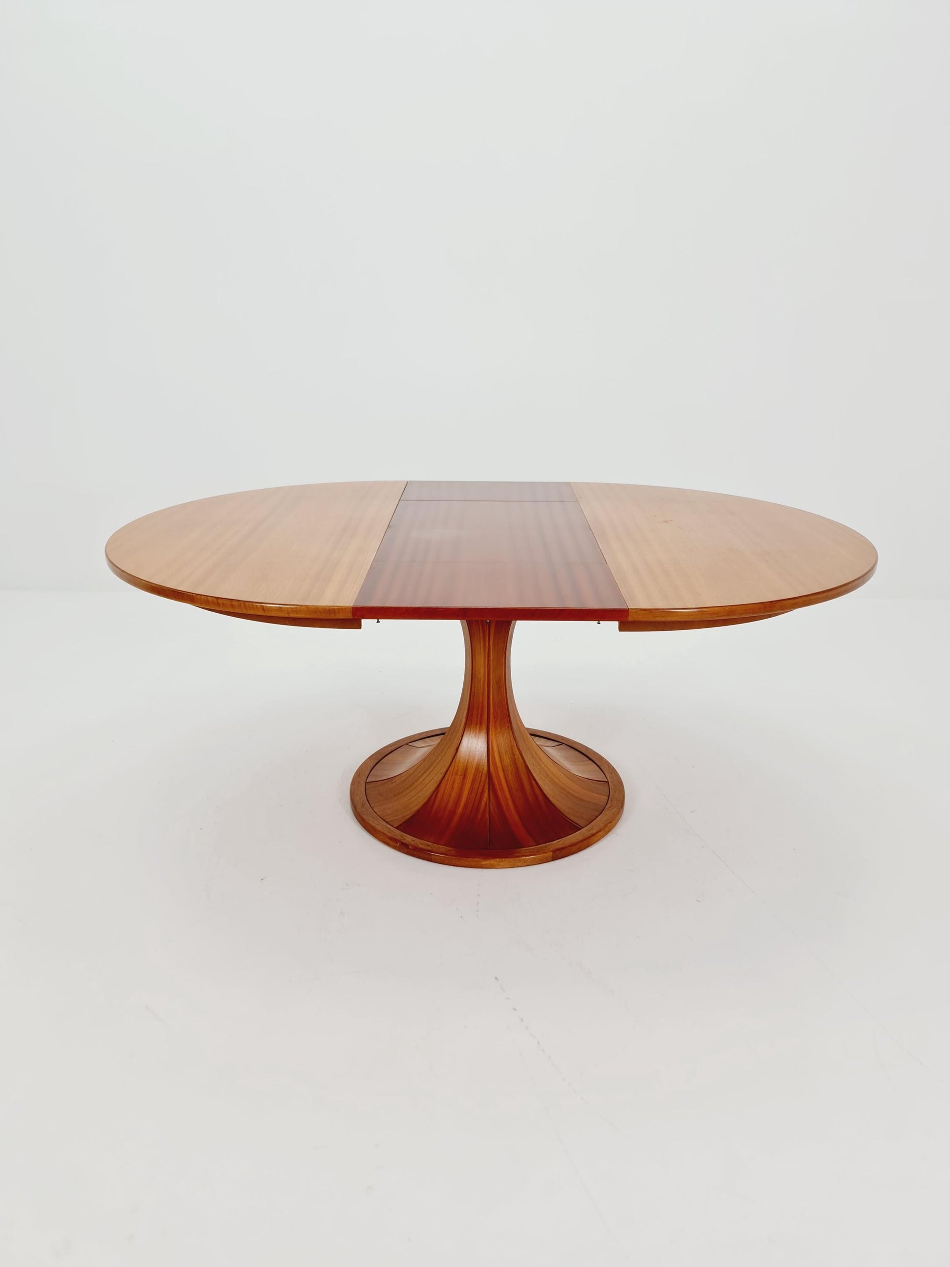 Ultra Rare Mid century Italien Wlanut Round dining table By Luigi Massoni , 1960s