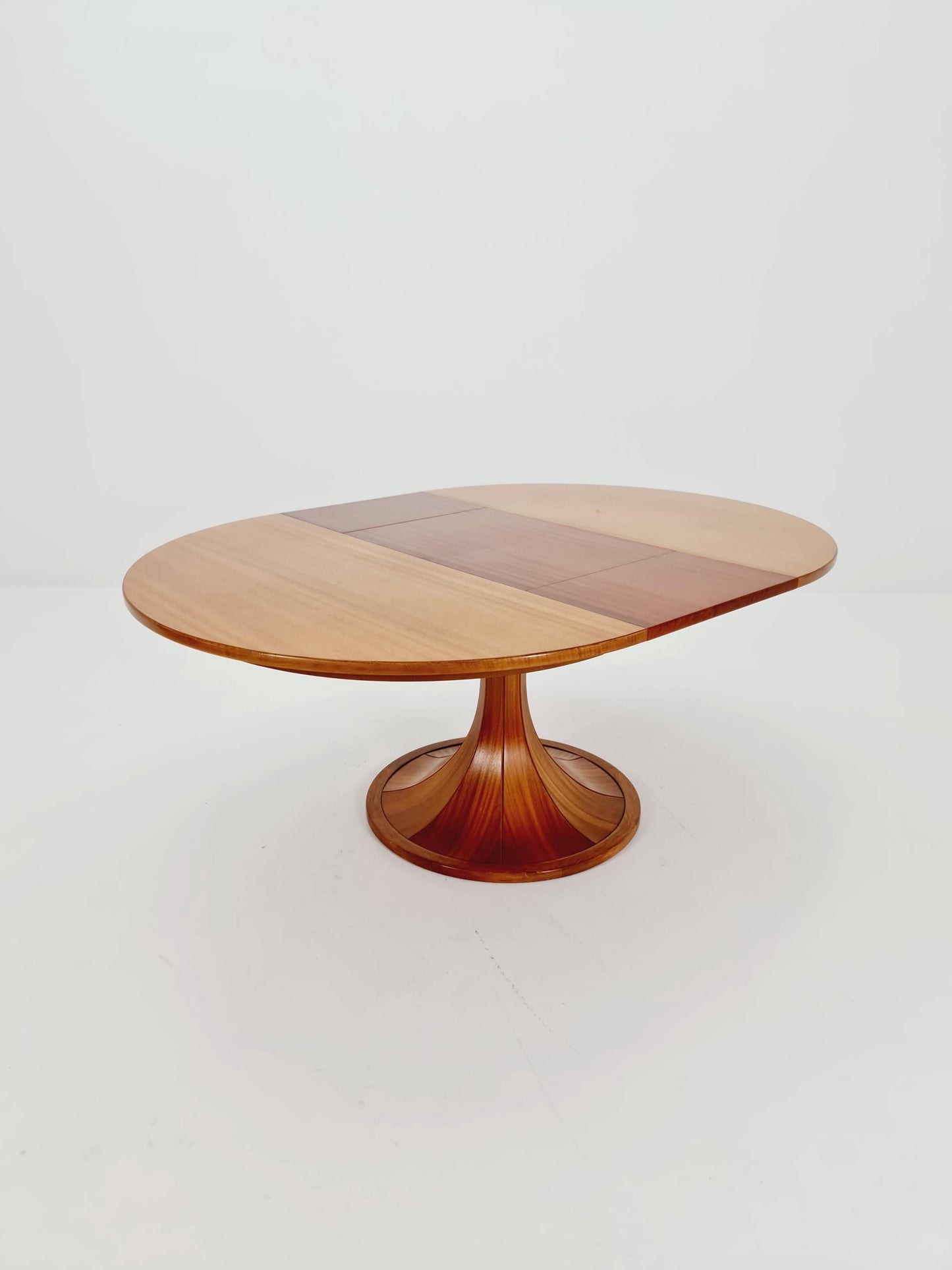 Ultra Rare Mid century Italien Wlanut Round dining table By Luigi Massoni , 1960s