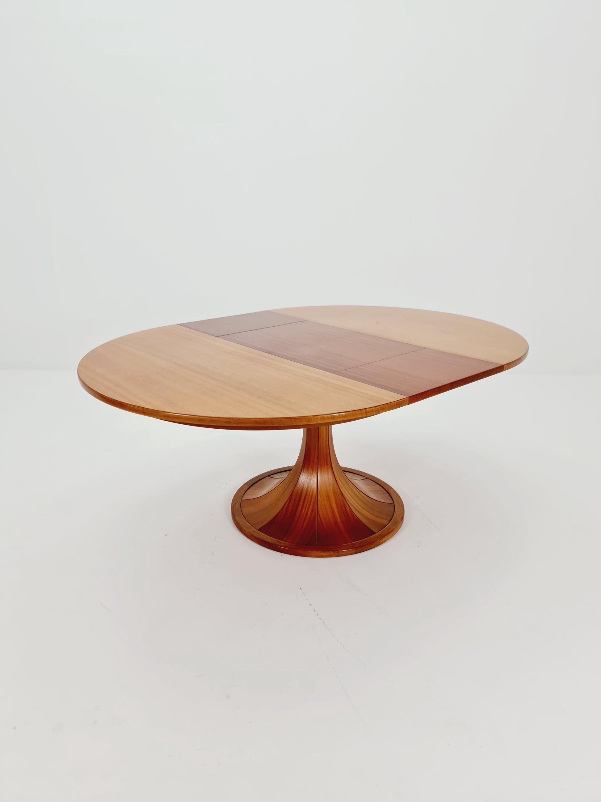 Ultra Rare Mid century Italien Wlanut Round dining table By Luigi Massoni , 1960s