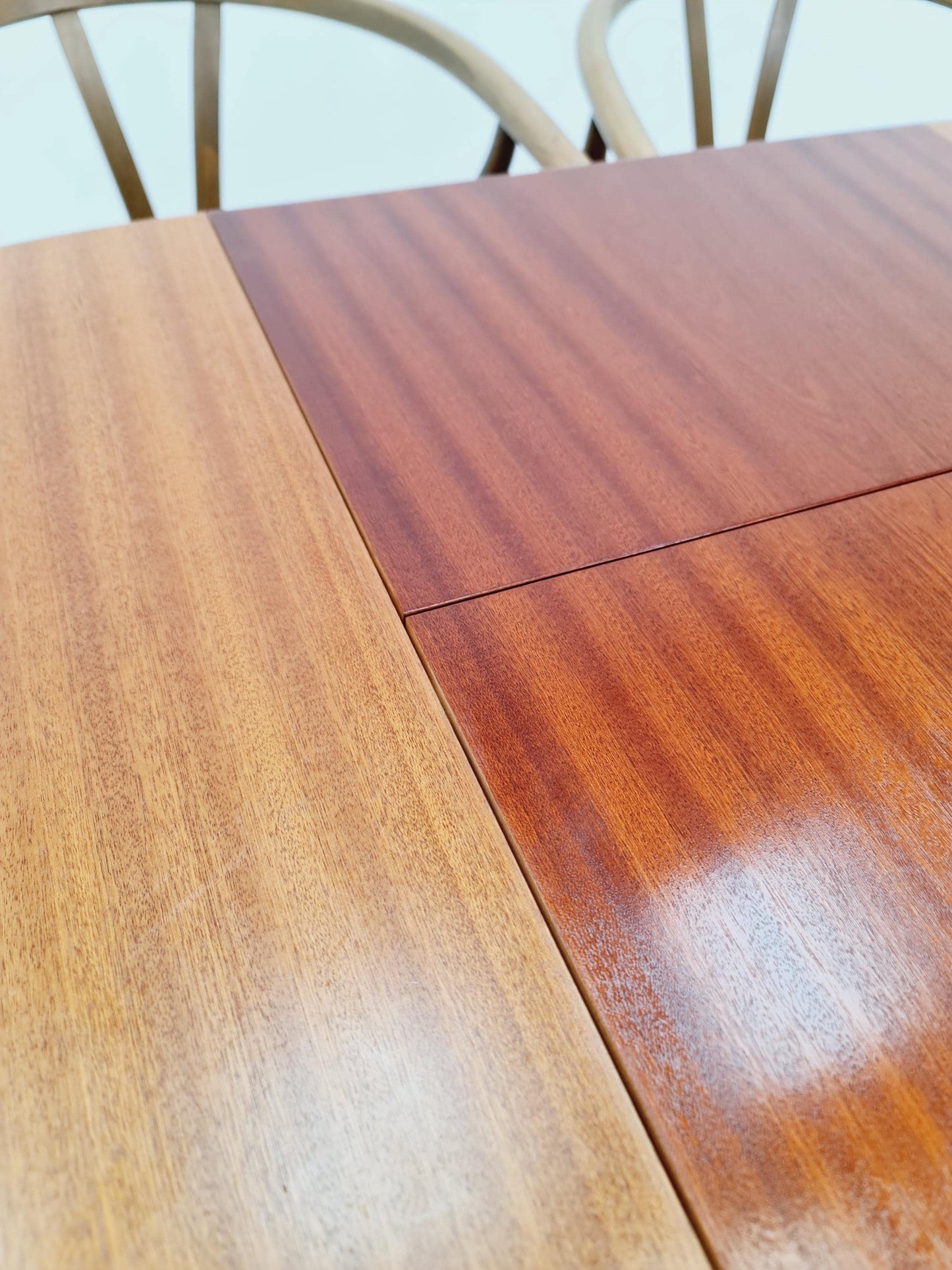 Ultra Rare Mid century Italien Wlanut Round dining table By Luigi Massoni , 1960s