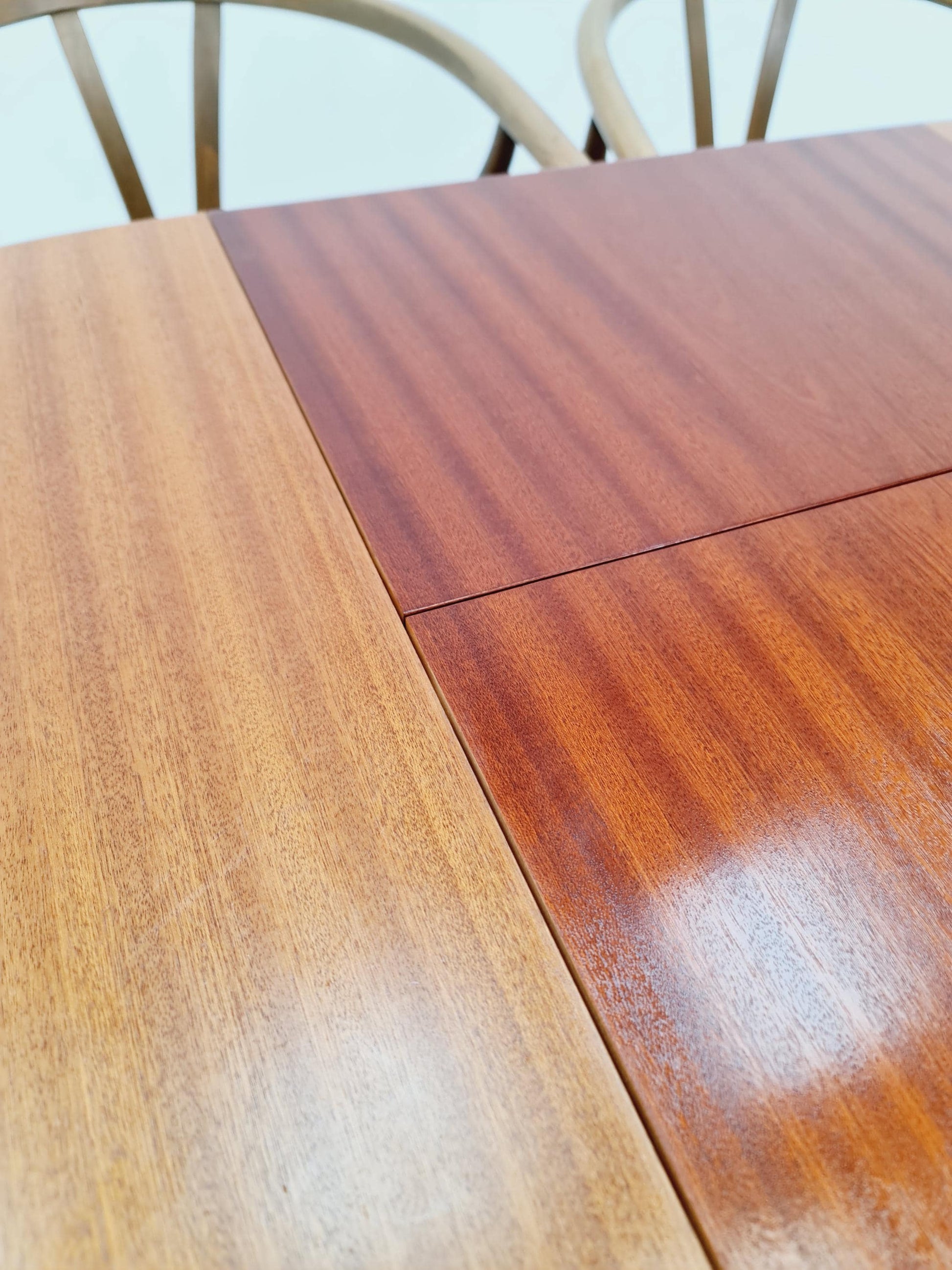 Ultra Rare Mid century Italien Wlanut Round dining table By Luigi Massoni , 1960s