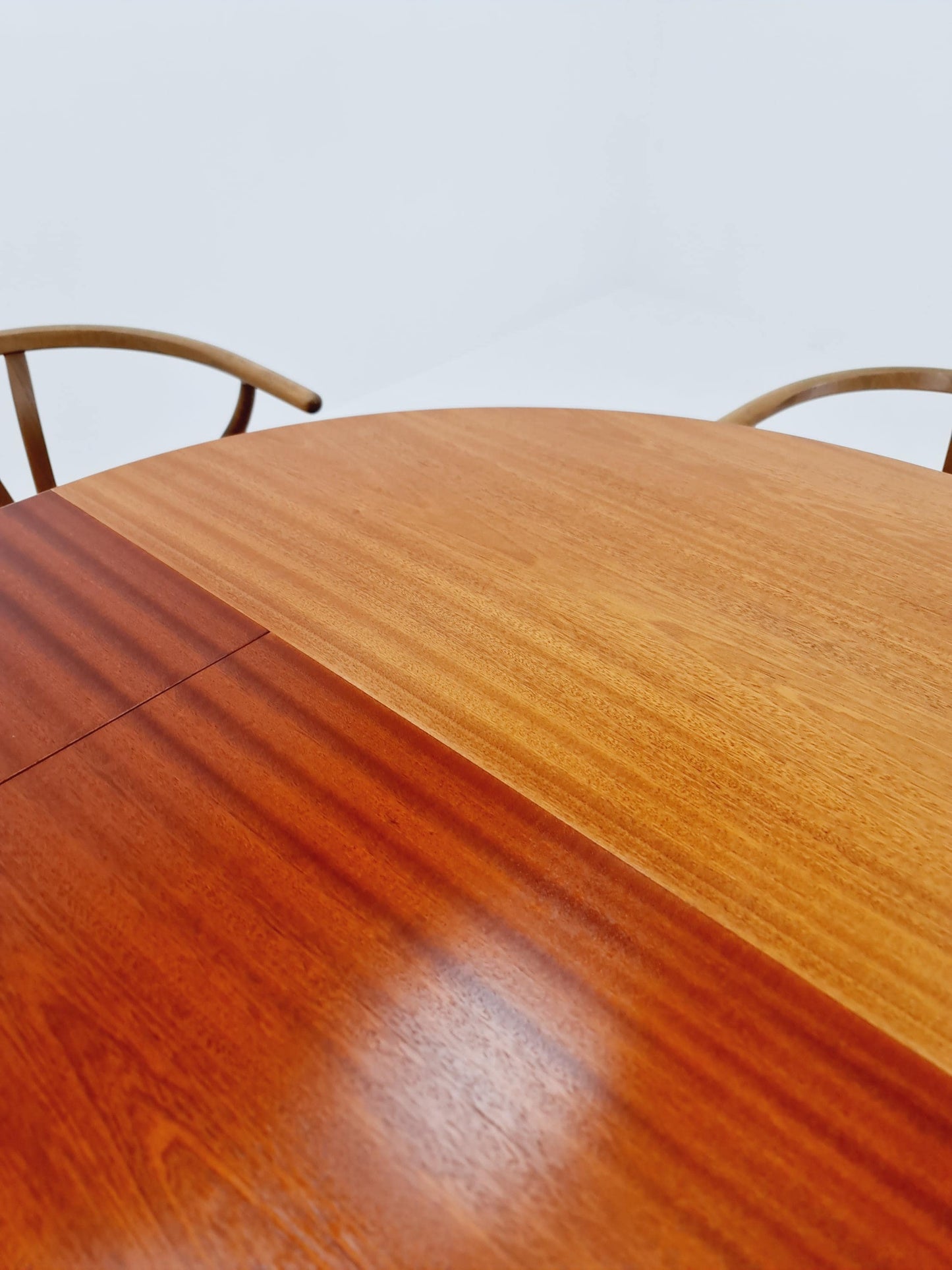 Ultra Rare Mid century Italien Wlanut Round dining table By Luigi Massoni , 1960s