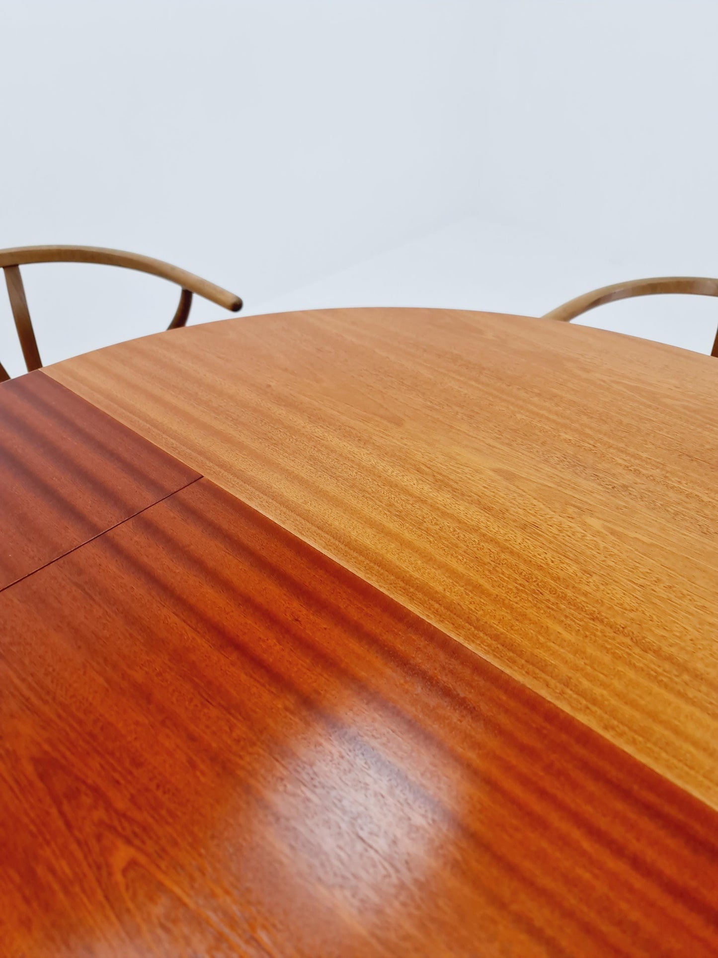 Ultra Rare Mid century Italien Wlanut Round dining table By Luigi Massoni , 1960s