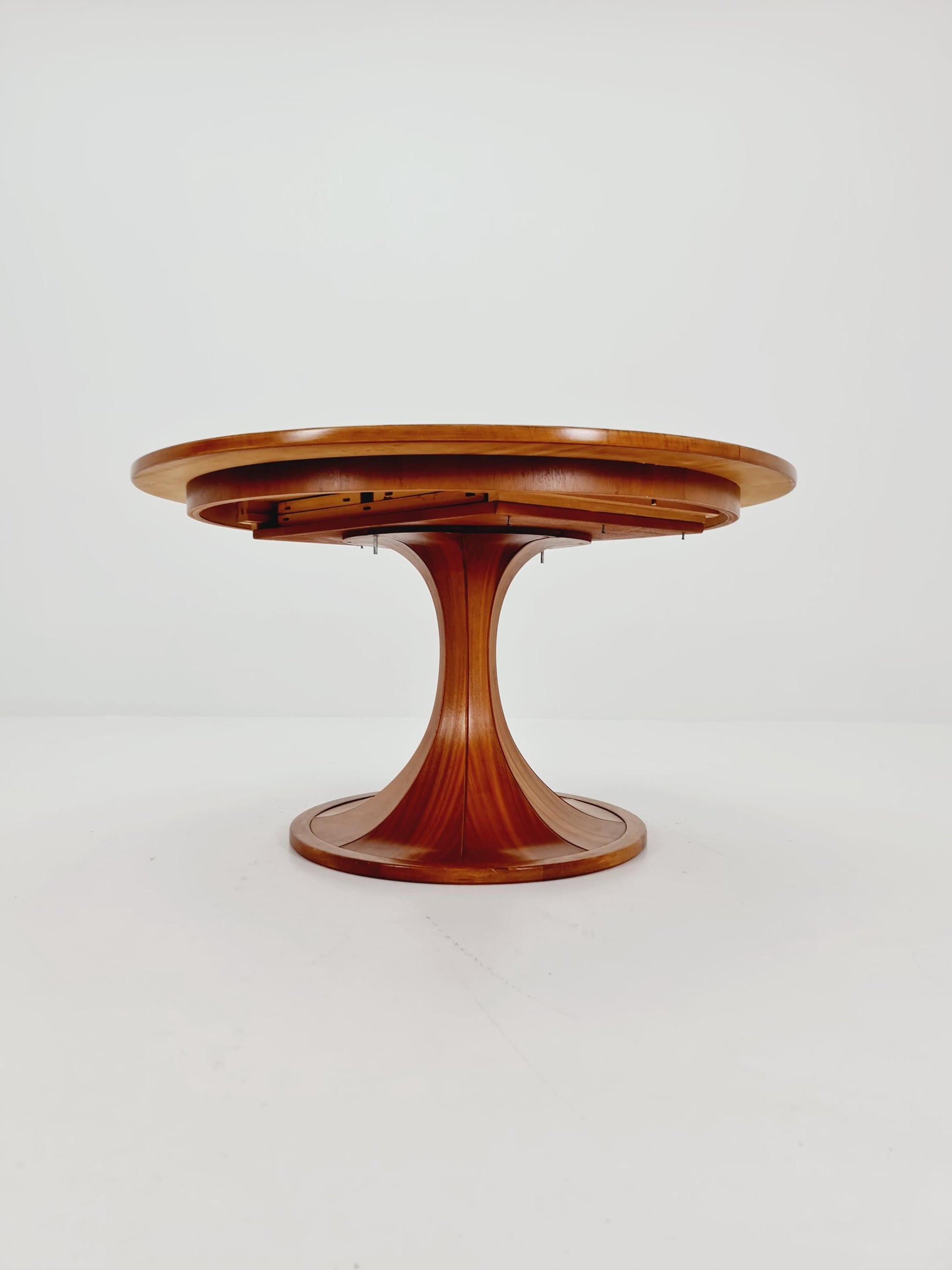 Ultra Rare Mid century Italien Wlanut Round dining table By Luigi Massoni , 1960s