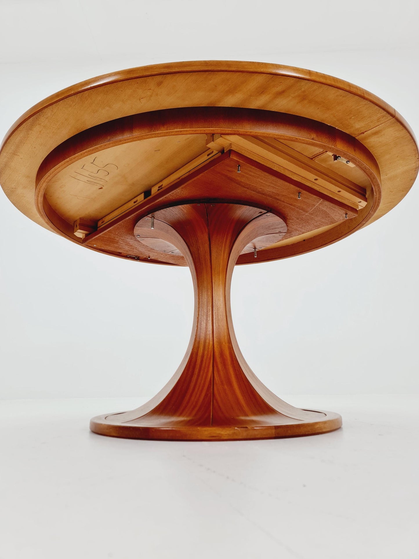 Ultra Rare Mid century Italien Wlanut Round dining table By Luigi Massoni , 1960s