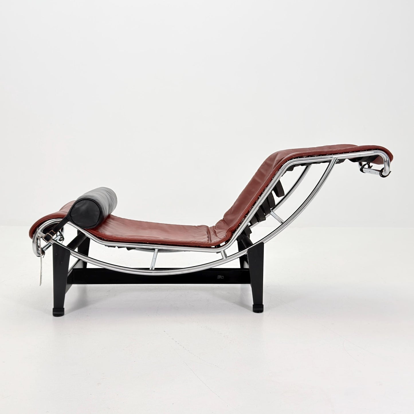 Mid century LC4 Chaise Longue by Le Corbusier, Perriand & Jeanneret No. 28792 – Black Frame chestnut Leather by Cassina Italy, 1980s