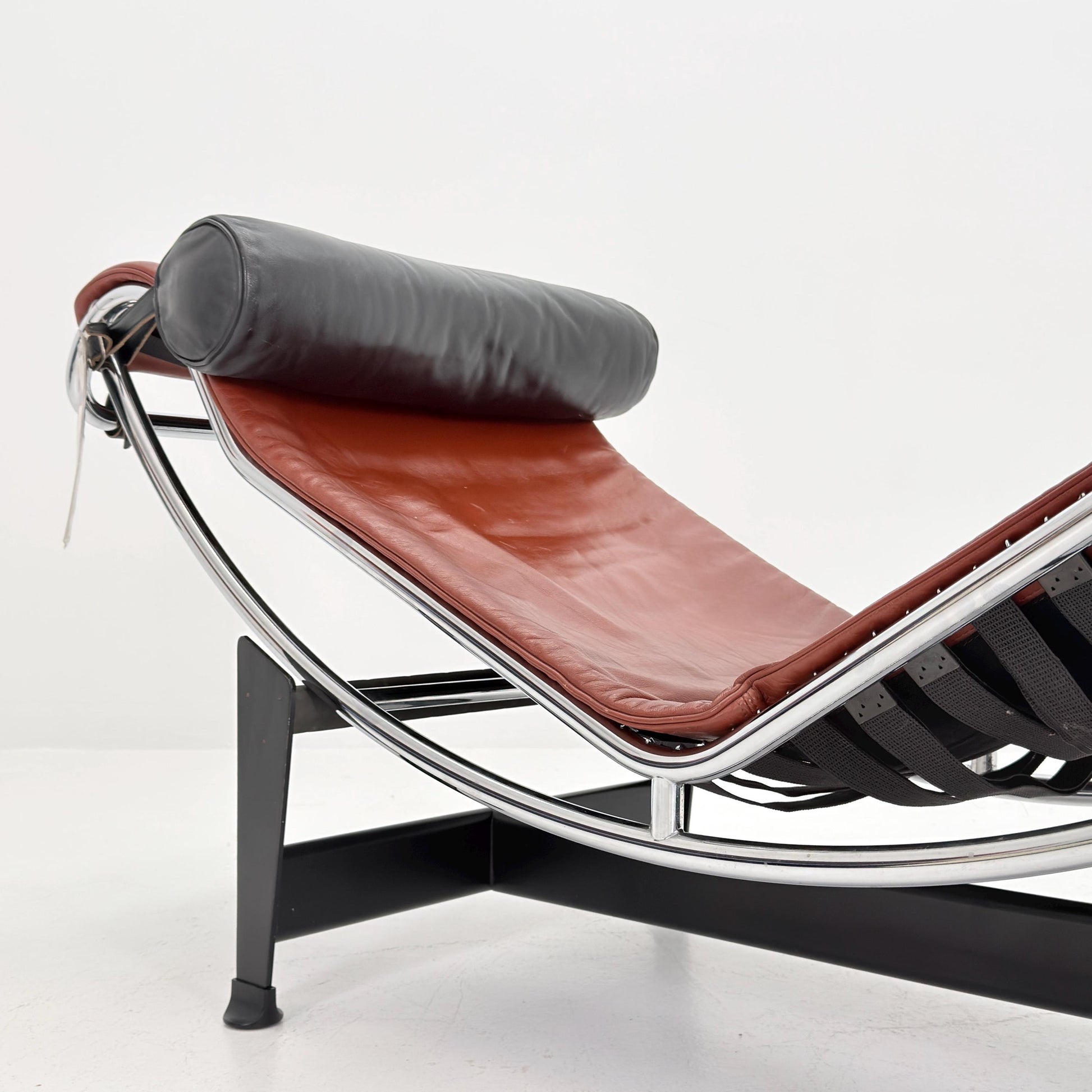 Mid century LC4 Chaise Longue by Le Corbusier, Perriand & Jeanneret No. 28792 – Black Frame chestnut Leather by Cassina Italy, 1980s