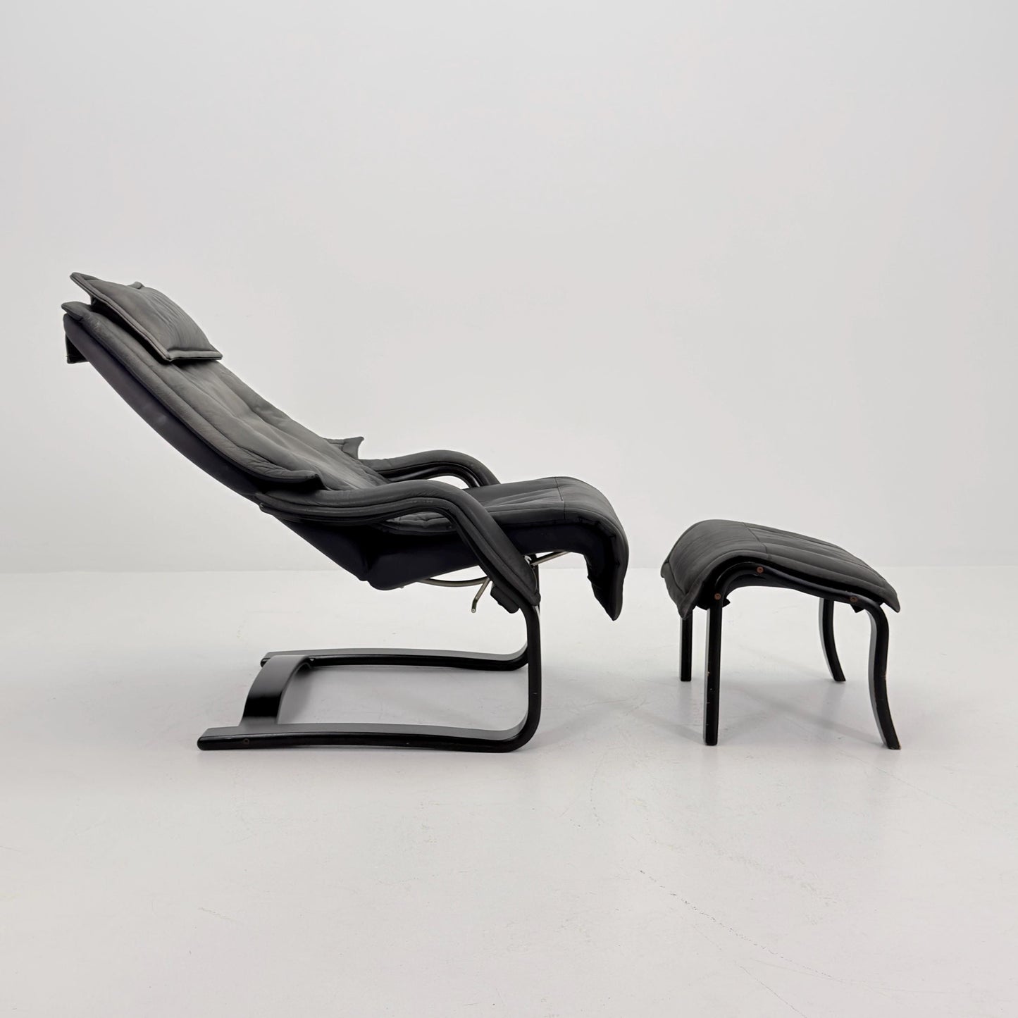 Mid Century Scandinavian Lounge Chair & Ottoman by Rybo Rykken AIM 330 – Adjustable Recliner Chaise Dark Grey Leather – 1990s Norway