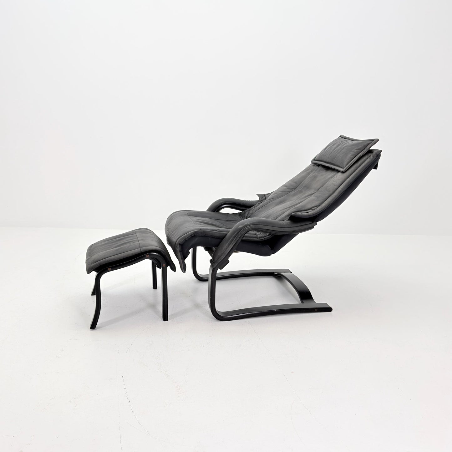 Mid Century Scandinavian Lounge Chair & Ottoman by Rybo Rykken AIM 330 – Adjustable Recliner Chaise Dark Grey Leather – 1990s Norway