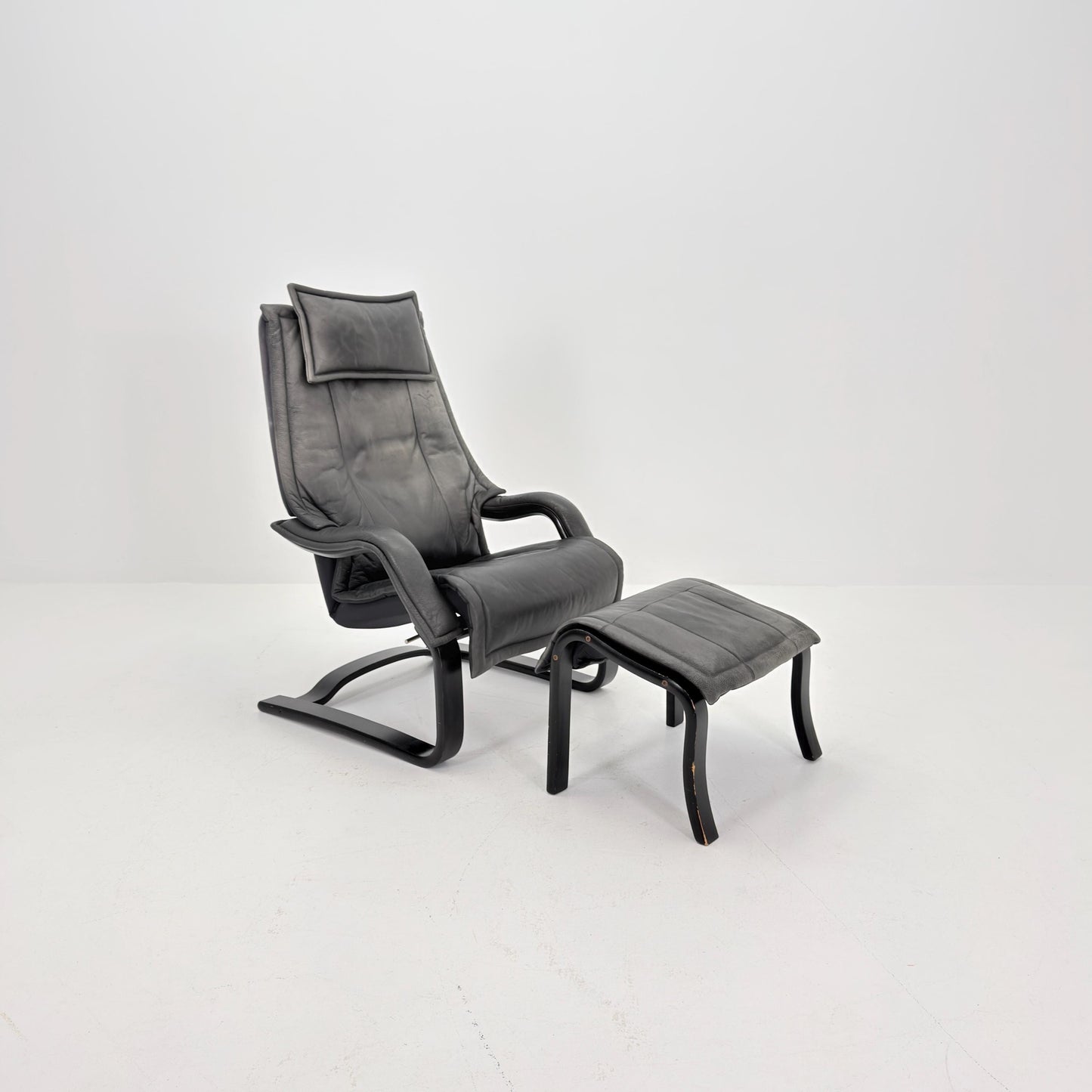 Mid Century Scandinavian Lounge Chair & Ottoman by Rybo Rykken AIM 330 – Adjustable Recliner Chaise Dark Grey Leather – 1990s Norway