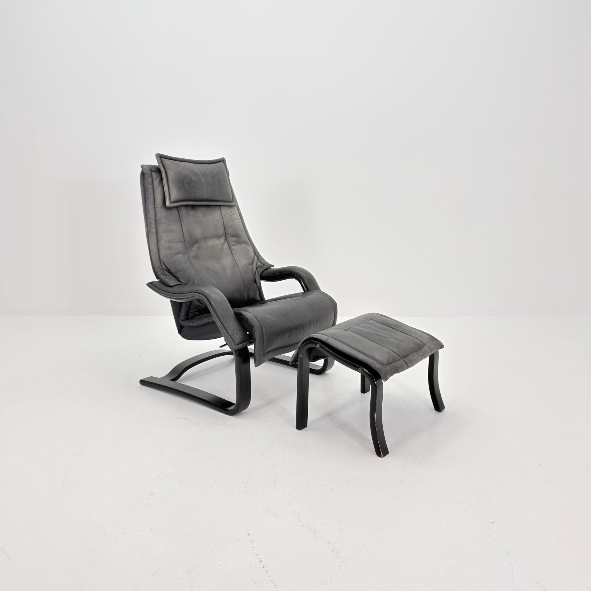 Mid Century Scandinavian Lounge Chair & Ottoman by Rybo Rykken AIM 330 – Adjustable Recliner Chaise Dark Grey Leather – 1990s Norway