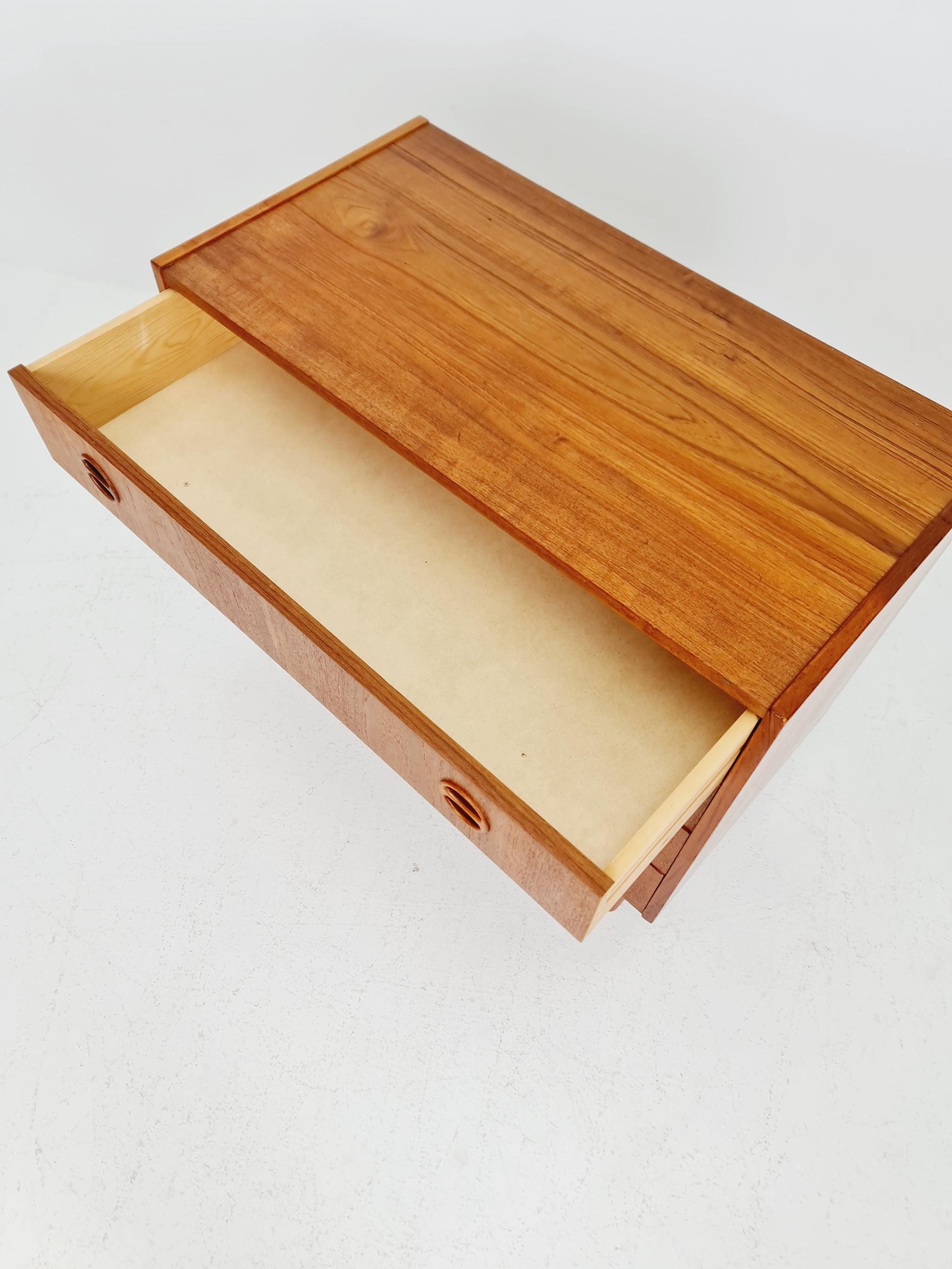 Midcentury danish design chest of drawers / drawer dresser /4 drawers cabinet 1960s