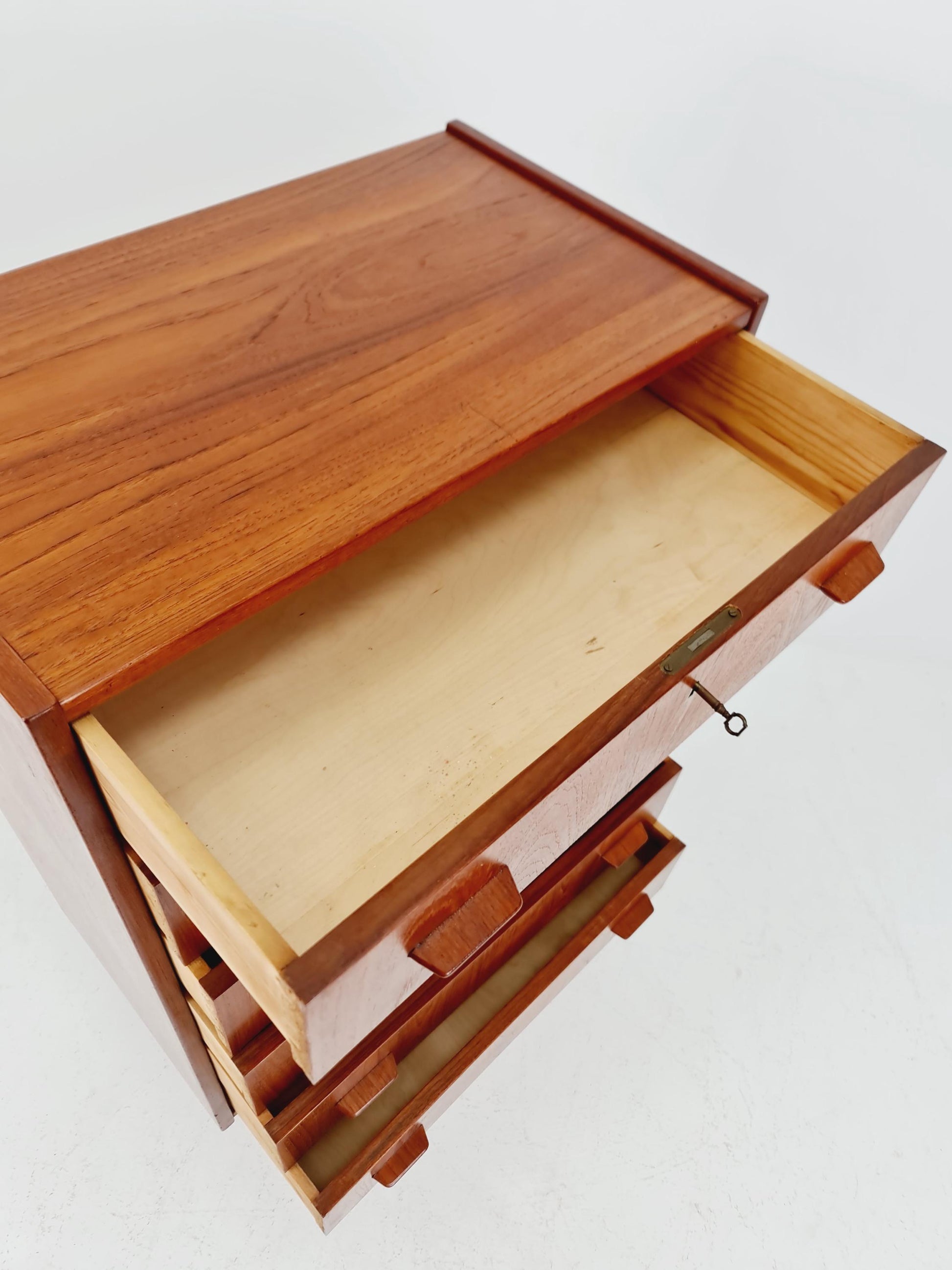 Midcentury danish design chest of drawers / drawer dresser /6 drawers cabinet By Ejsing Möbelfabrik 1960s