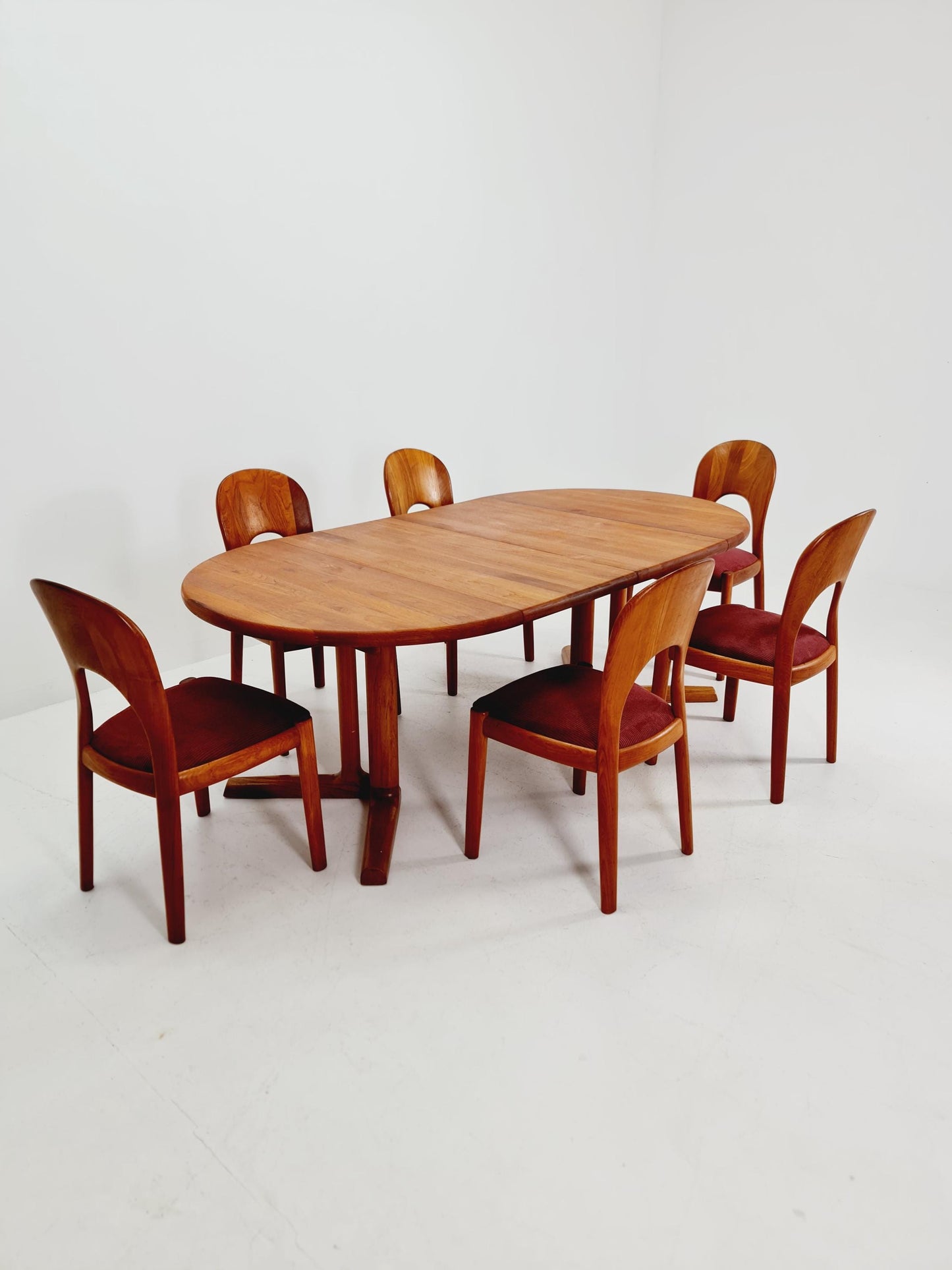 Mid century extendable Danish Modern Solid Teak XXL dining table by Dyrlund MöbelFabrik , 1970s