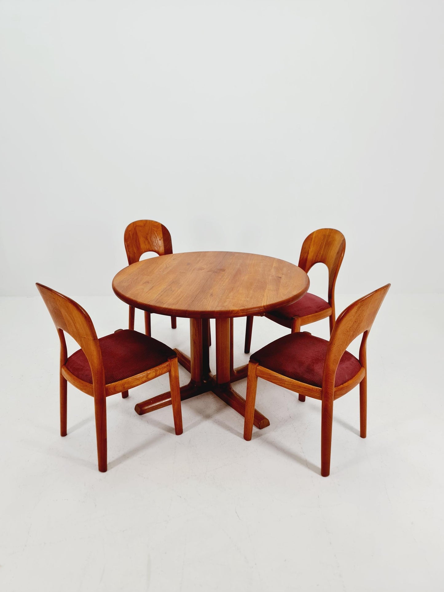 Mid century extendable Danish Modern Solid Teak XXL dining table by Dyrlund MöbelFabrik , 1970s