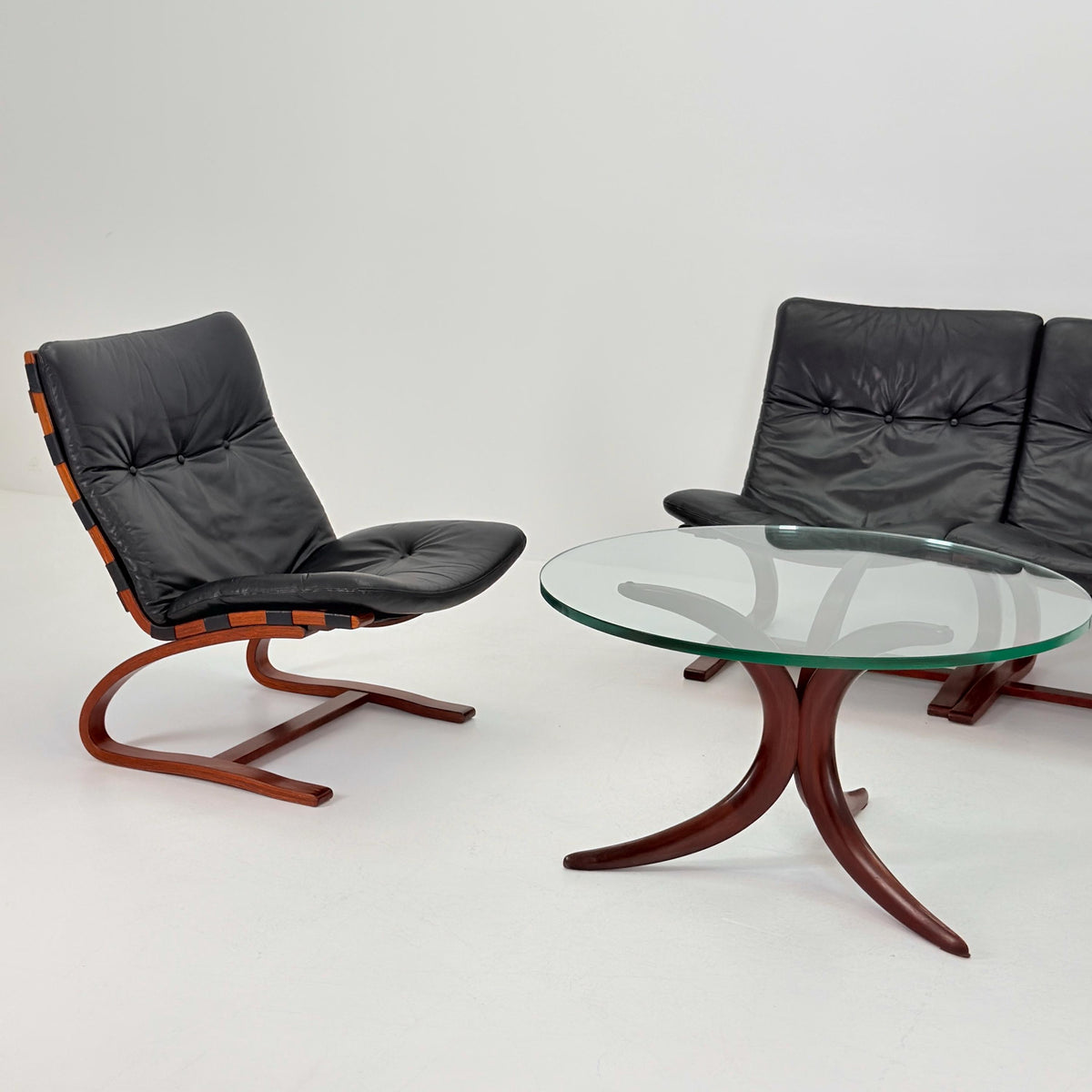 Rare Mid Century Scandinavian Living Room Set | 4 Kengu Lounge Chairs and coffee tbale by Elsa & Nordahl Solheim for Rybo | 1970s
