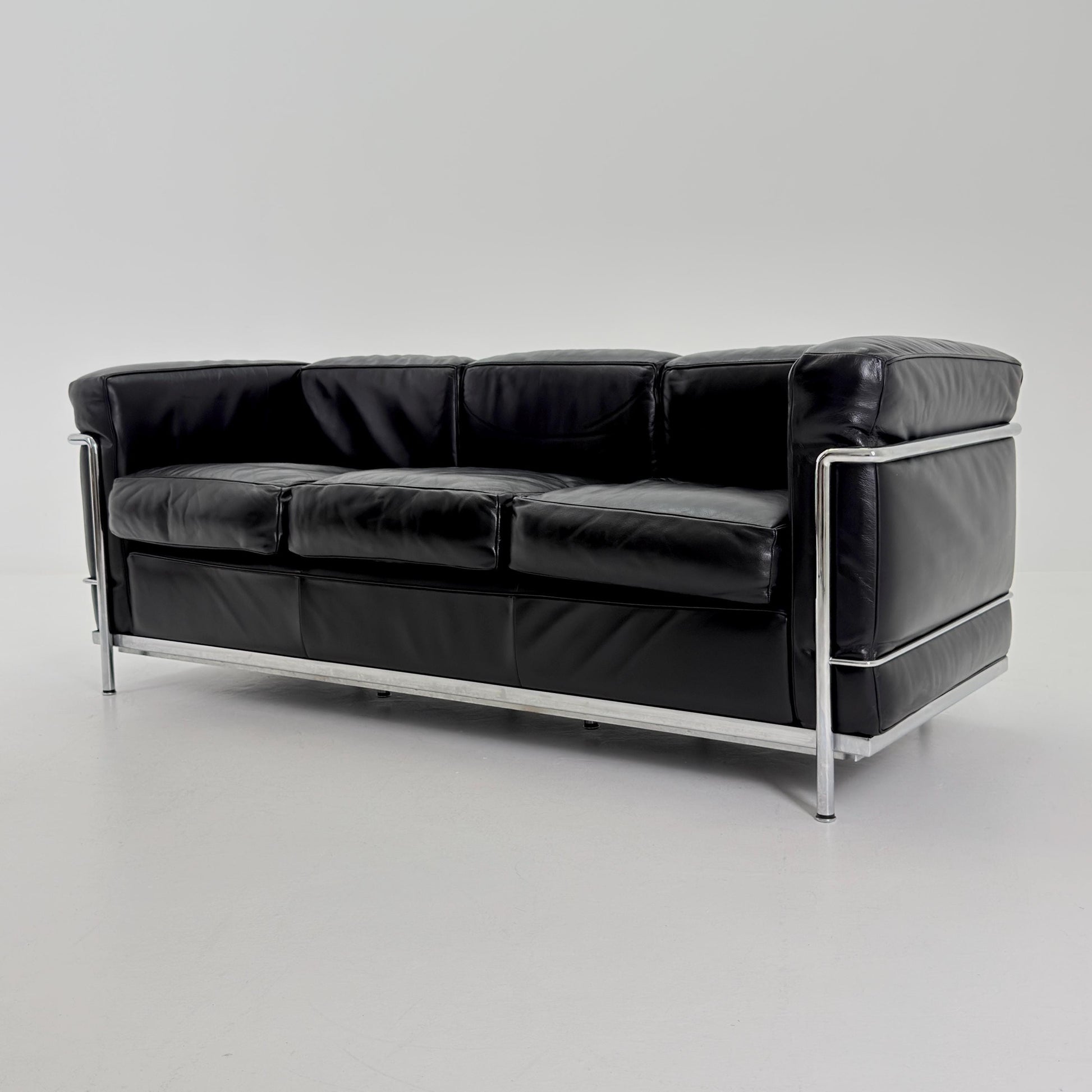 Mid century Bauhaus black leather LC2 3-Seat Sofa by Le Corbusier for Cassina, Italy 1980s