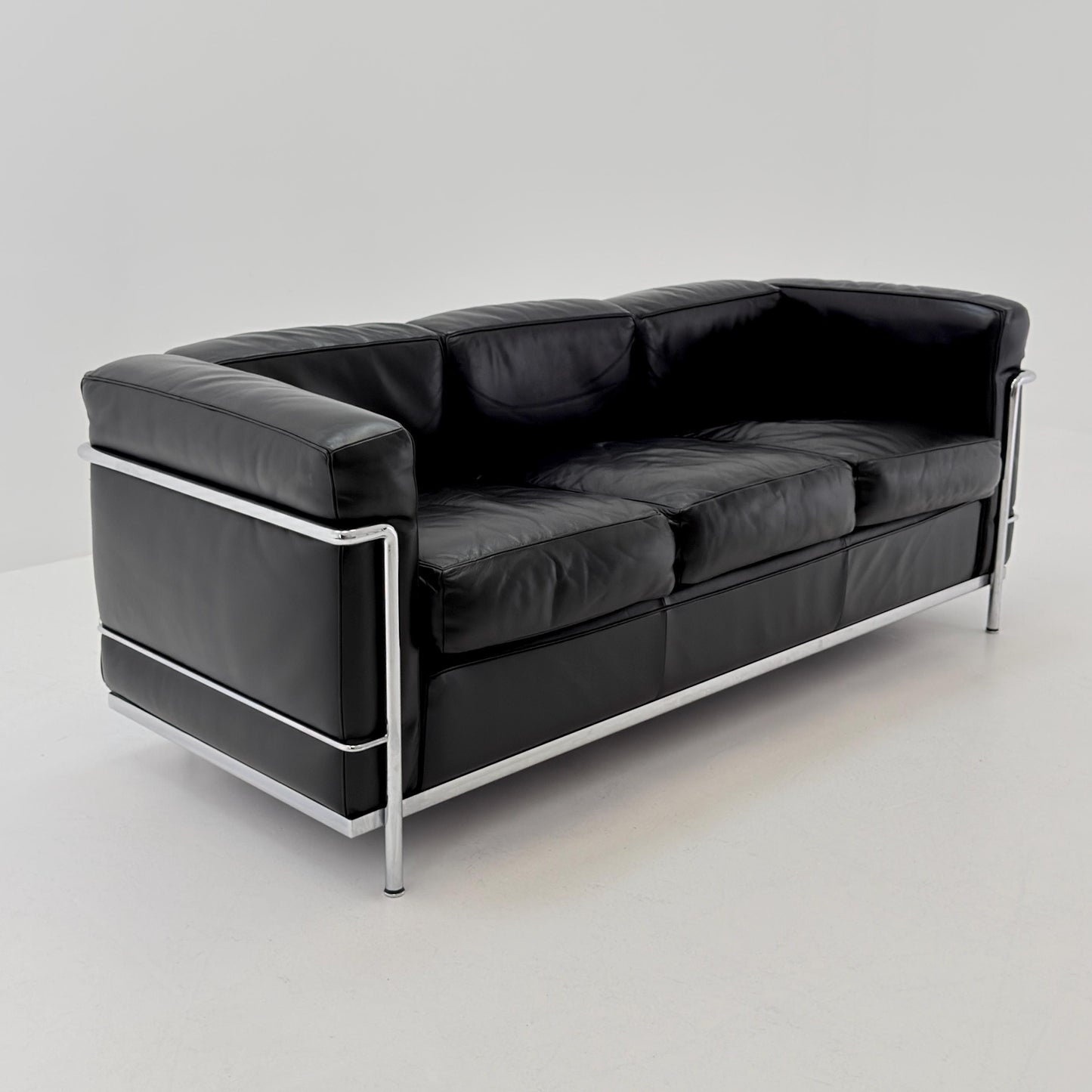 Mid century Bauhaus black leather LC2 3-Seat Sofa by Le Corbusier for Cassina, Italy 1980s