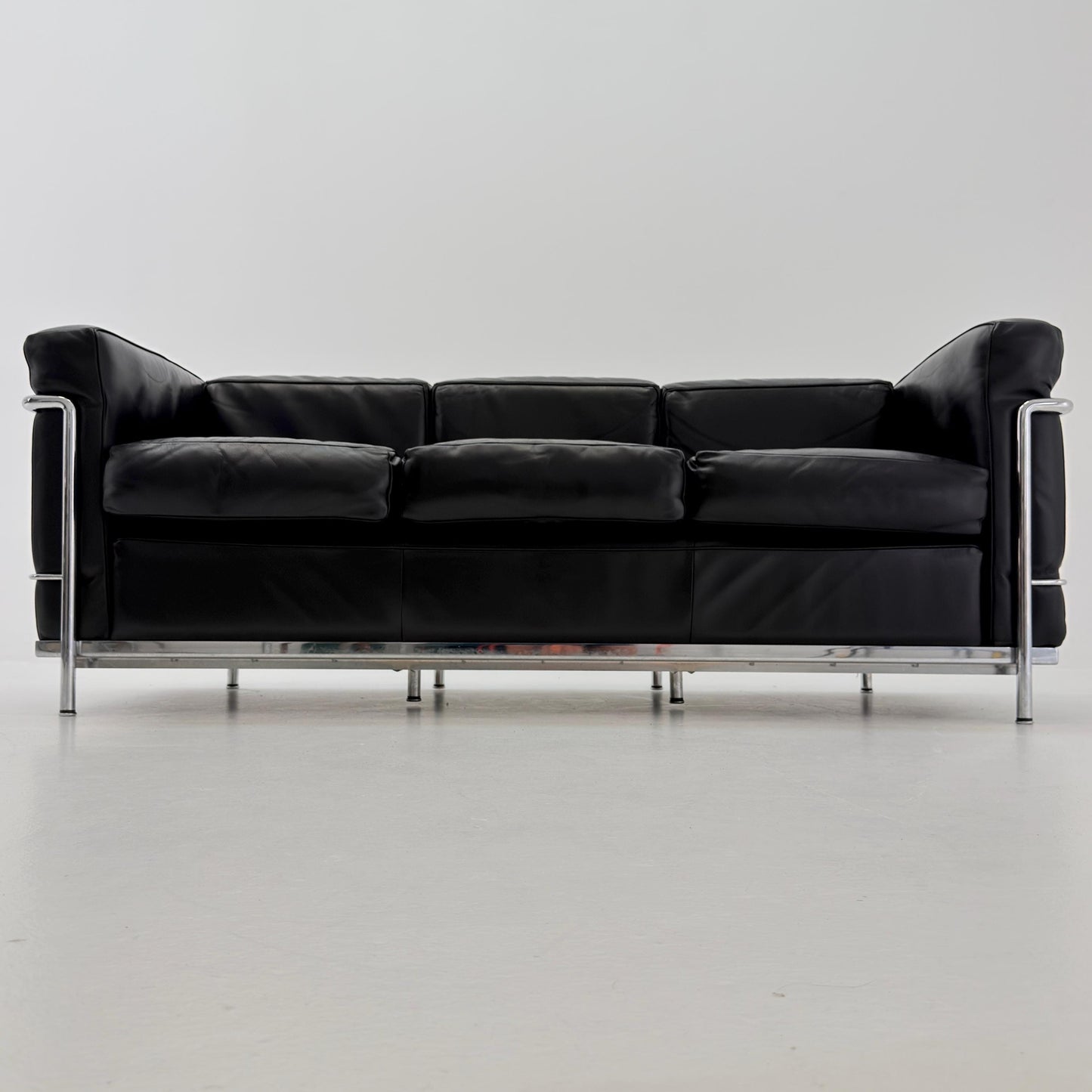 Mid century Bauhaus black leather LC2 3-Seat Sofa by Le Corbusier for Cassina, Italy 1980s
