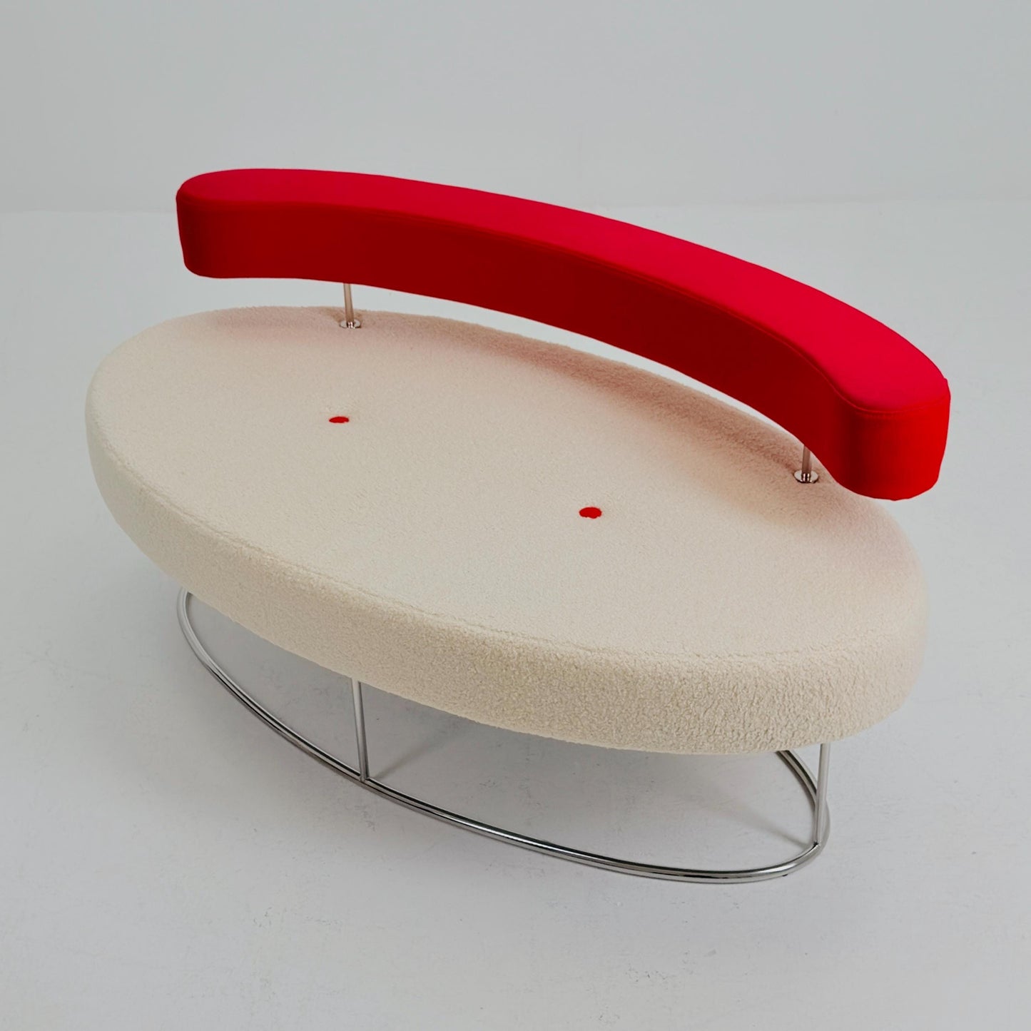 Rare Desalto Kidney Shape Sofa Italy 1990s | Postmodern Designer Lounge Bench | White Bouclé Teddy Fabric & Red Floating Backrest | Sculptur