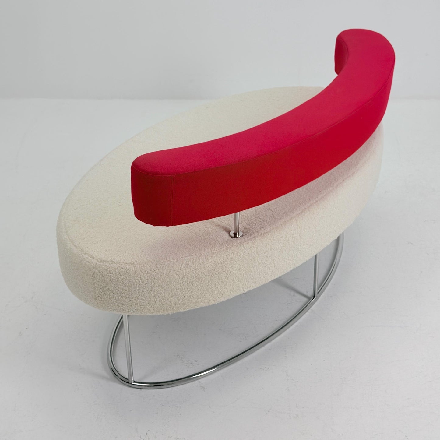 Rare Desalto Kidney Shape Sofa Italy 1990s | Postmodern Designer Lounge Bench | White Bouclé Teddy Fabric & Red Floating Backrest | Sculptur
