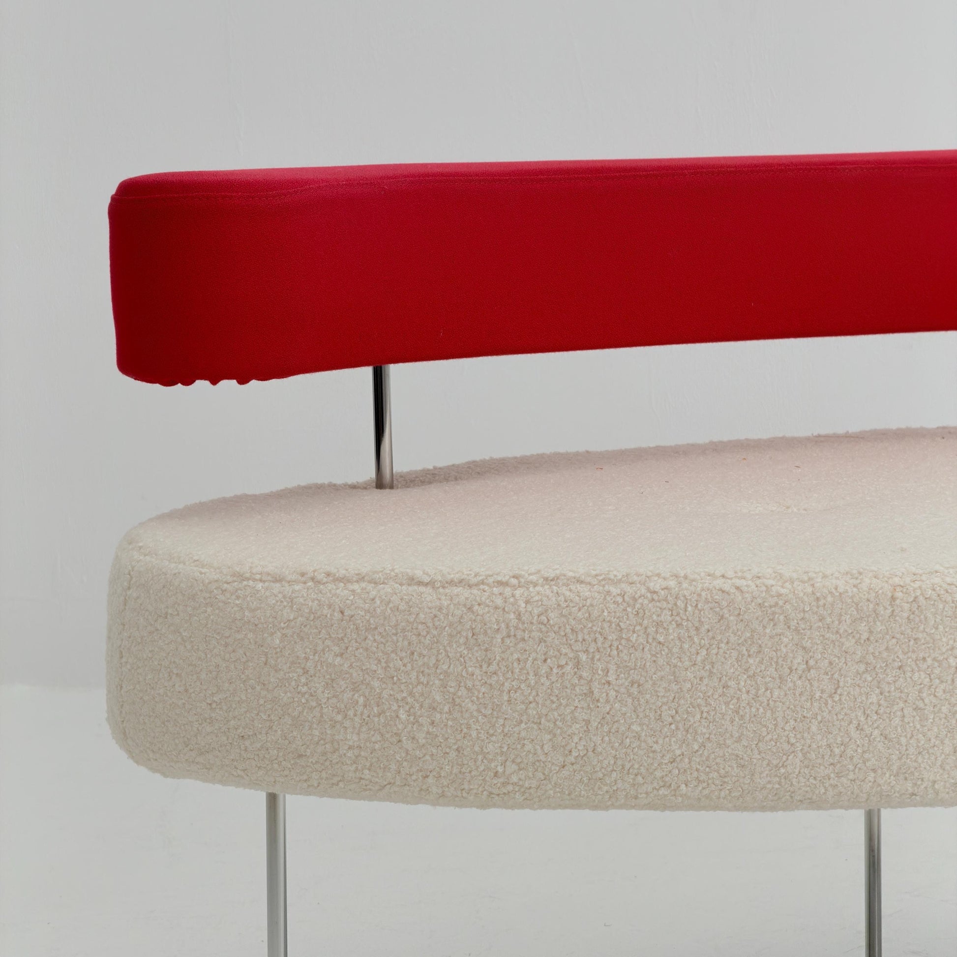 Rare Desalto Kidney Shape Sofa Italy 1990s | Postmodern Designer Lounge Bench | White Bouclé Teddy Fabric & Red Floating Backrest | Sculptur