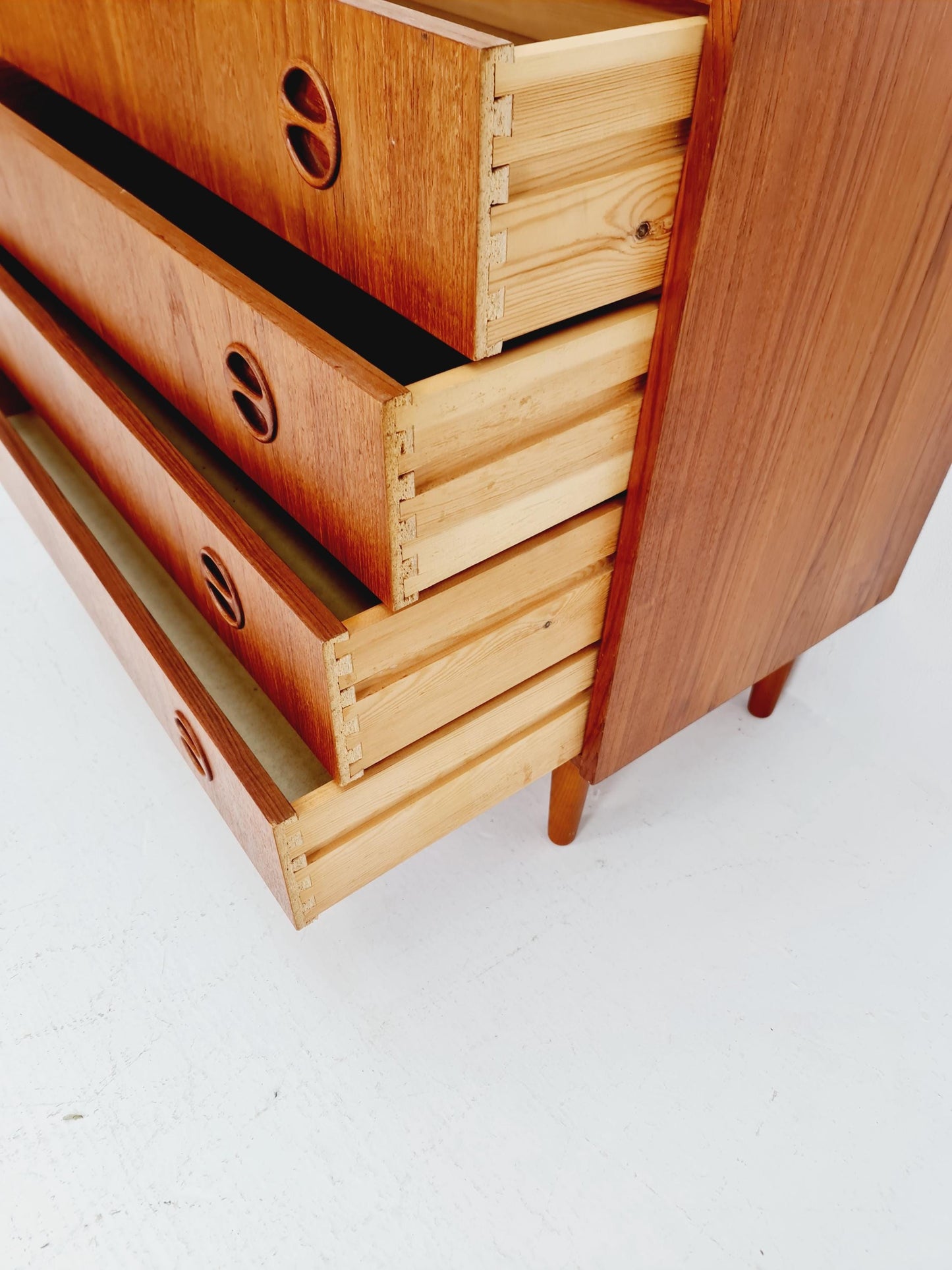 Midcentury danish design chest of drawers / drawer dresser /4 drawers cabinet 1960s