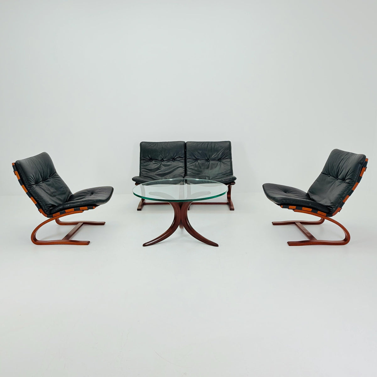 Rare Mid Century Scandinavian Living Room Set | 4 Kengu Lounge Chairs and coffee tbale by Elsa & Nordahl Solheim for Rybo | 1970s