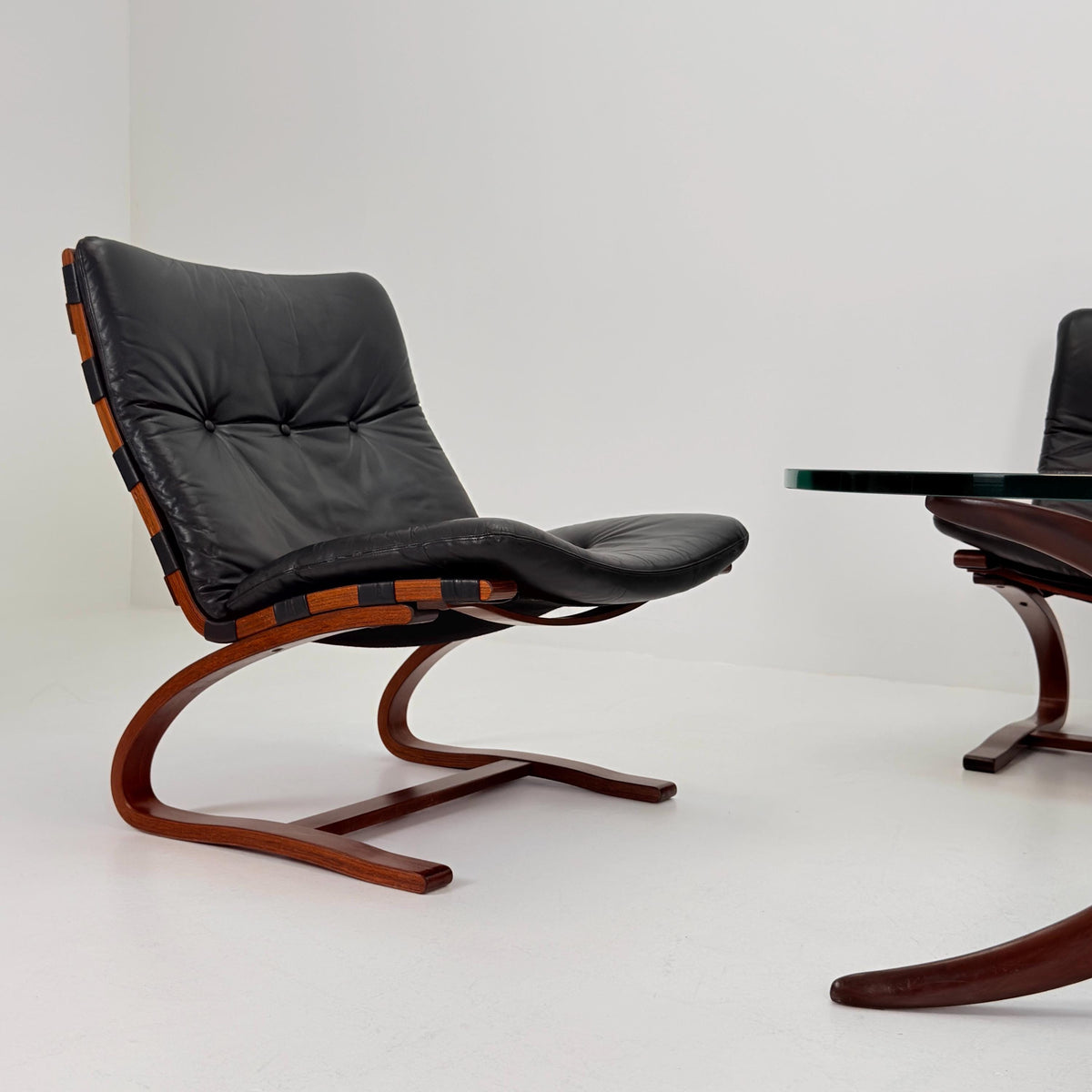 Rare Mid Century Scandinavian Living Room Set | 4 Kengu Lounge Chairs and coffee tbale by Elsa & Nordahl Solheim for Rybo | 1970s