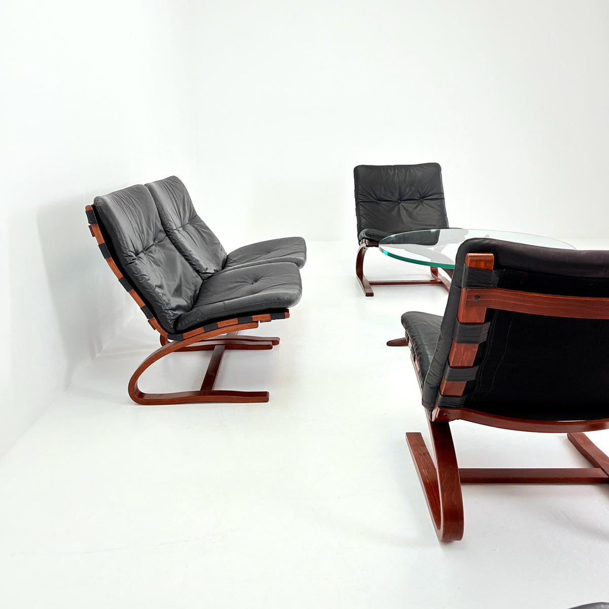 Rare Mid Century Scandinavian Living Room Set | 4 Kengu Lounge Chairs and coffee tbale by Elsa & Nordahl Solheim for Rybo | 1970s