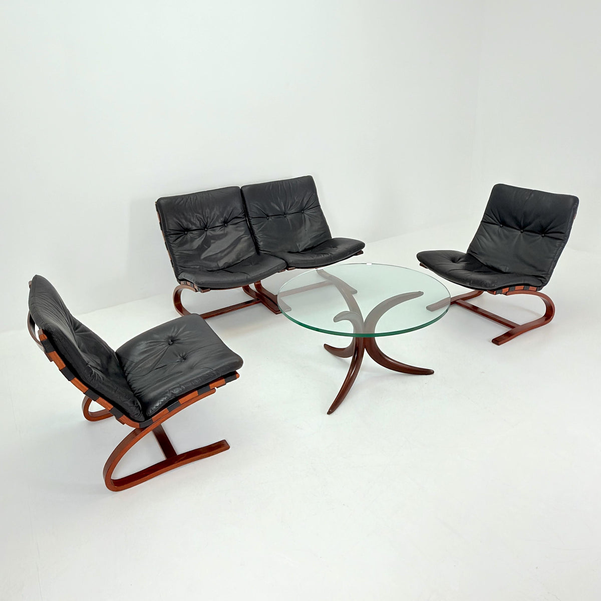 Rare Mid Century Scandinavian Living Room Set | 4 Kengu Lounge Chairs and coffee tbale by Elsa & Nordahl Solheim for Rybo | 1970s