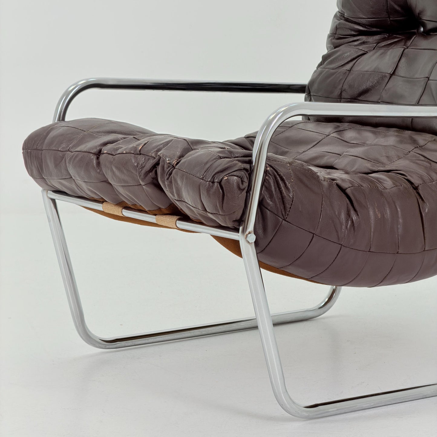 Mid-century sling brown leather lounge chair by Peter Hoyte, 1960s