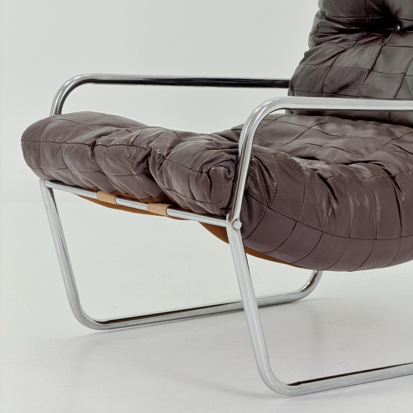 Mid-century sling brown leather lounge chair by Peter Hoyte, 1960s
